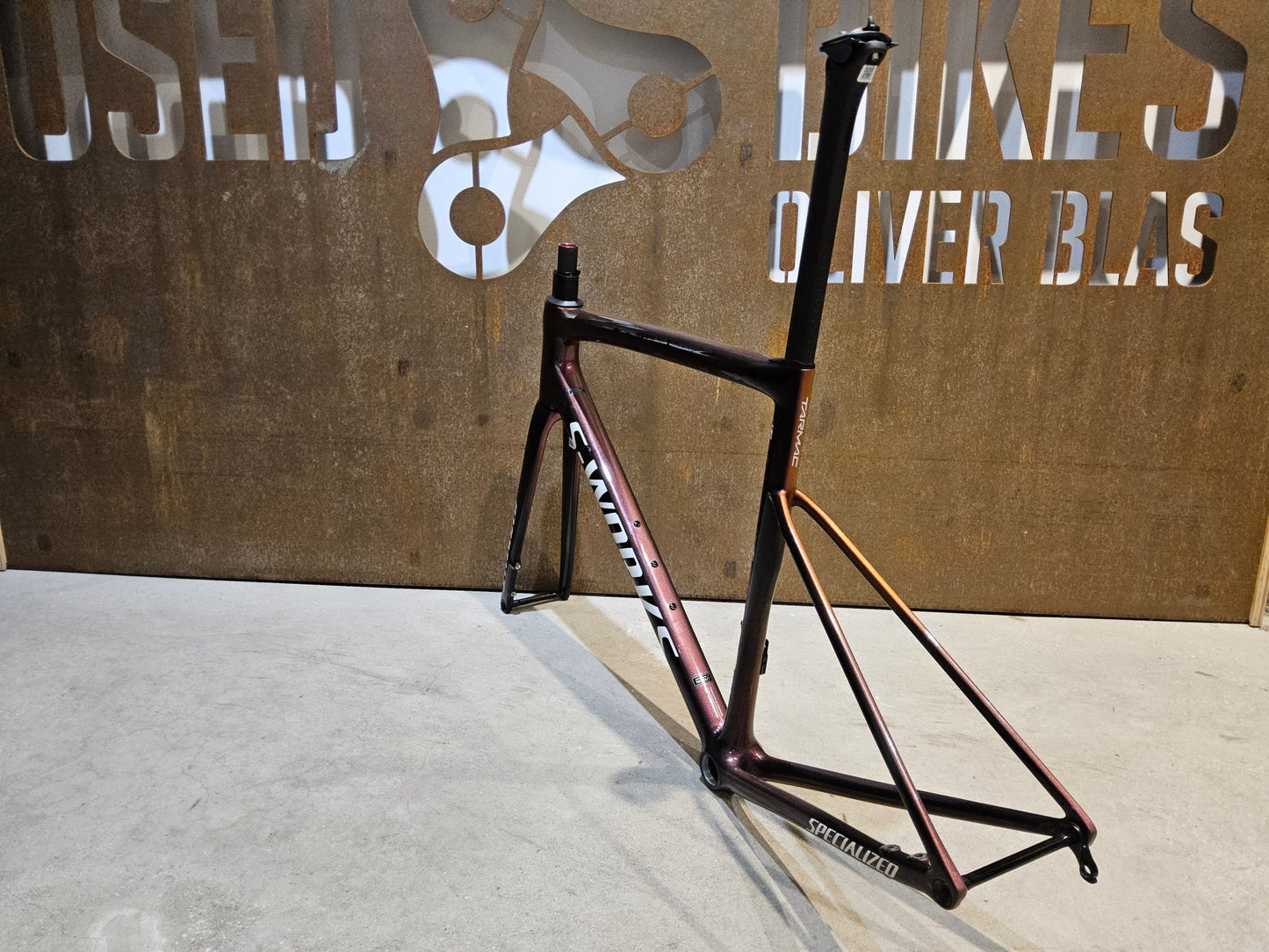 Rennradrahmen von Specialized, SPECIALIZED SWORKS TARMAC SL8 RAHMENSET / DISC / 56CM vor USEDBIKES - OB.DE Hintergrund