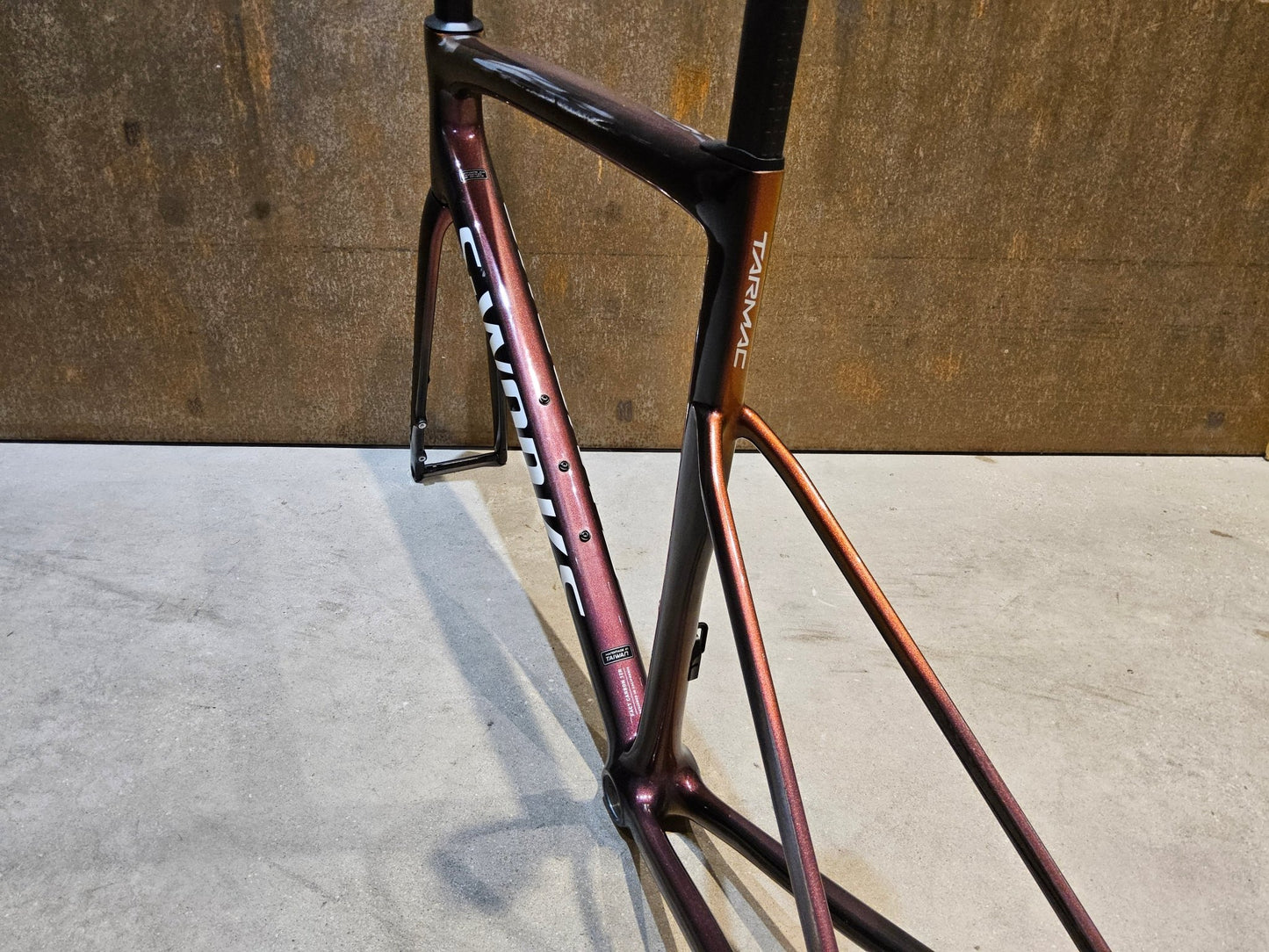 Rennradrahmen von Specialized, SPECIALIZED SWORKS TARMAC SL8 RAHMENSET / DISC / 56CM vor USEDBIKES - OB.DE Hintergrund