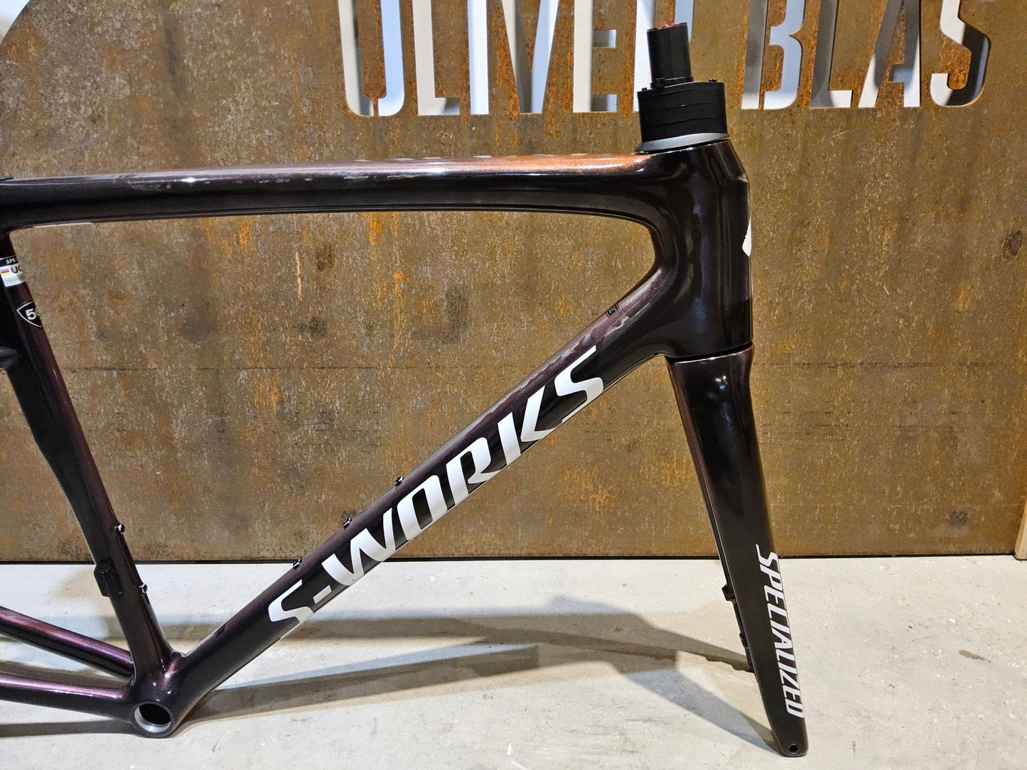 Rennradrahmen von Specialized, SPECIALIZED SWORKS TARMAC SL8 RAHMENSET / DISC / 56CM vor USEDBIKES - OB.DE Hintergrund