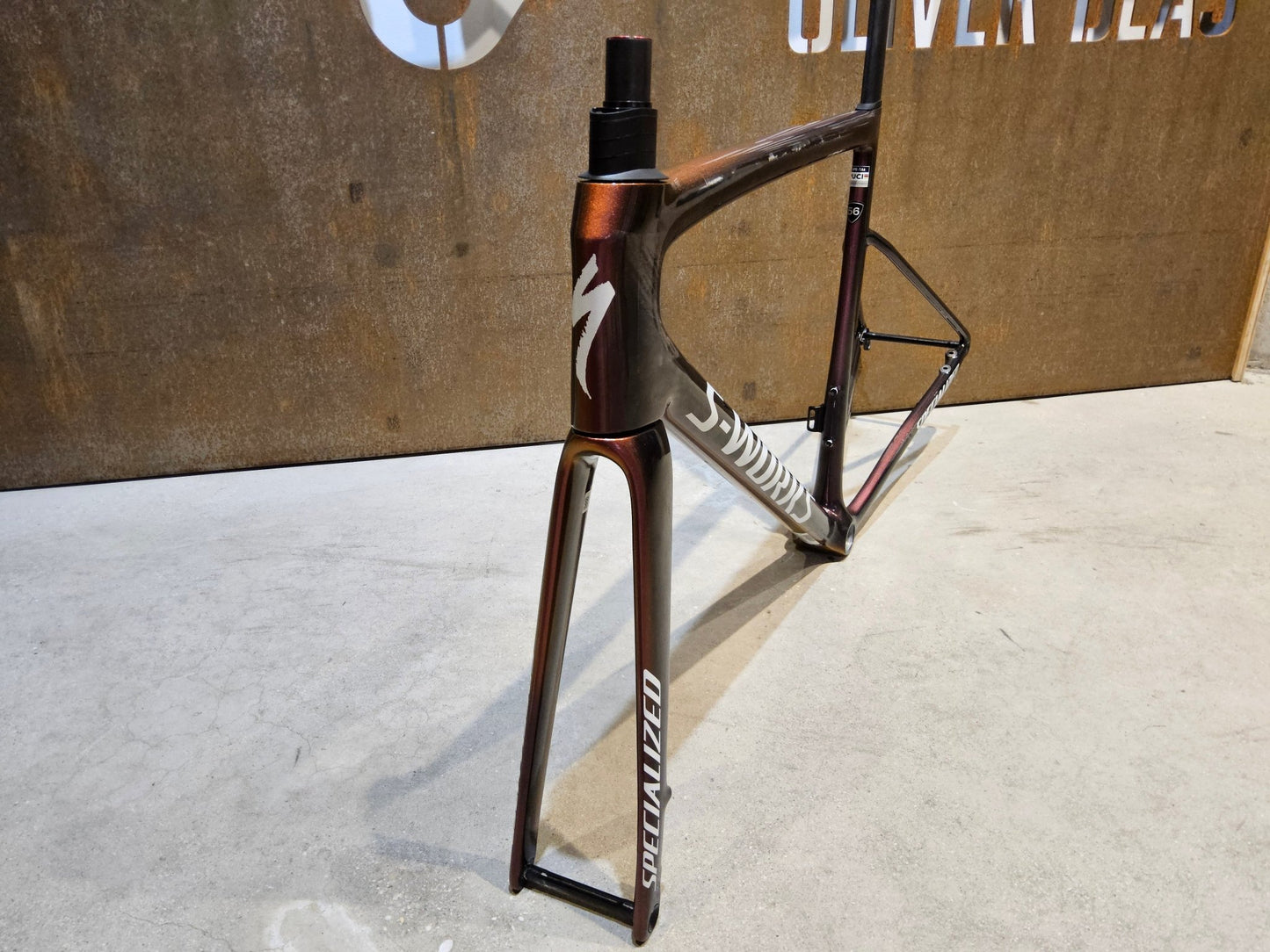 Rennradrahmen von Specialized, SPECIALIZED SWORKS TARMAC SL8 RAHMENSET / DISC / 56CM vor USEDBIKES - OB.DE Hintergrund
