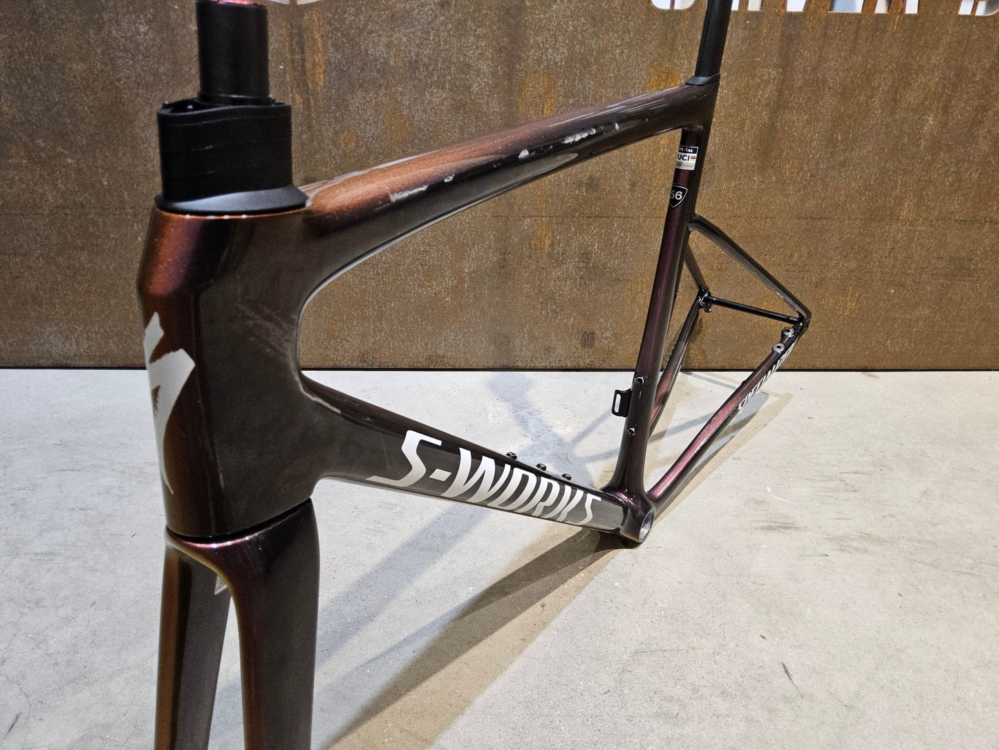 Rennradrahmen von Specialized, SPECIALIZED SWORKS TARMAC SL8 RAHMENSET / DISC / 56CM vor USEDBIKES - OB.DE Hintergrund