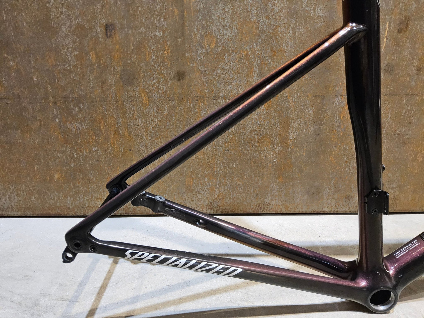 Rennradrahmen von Specialized, SPECIALIZED SWORKS TARMAC SL8 RAHMENSET / DISC / 56CM vor USEDBIKES - OB.DE Hintergrund