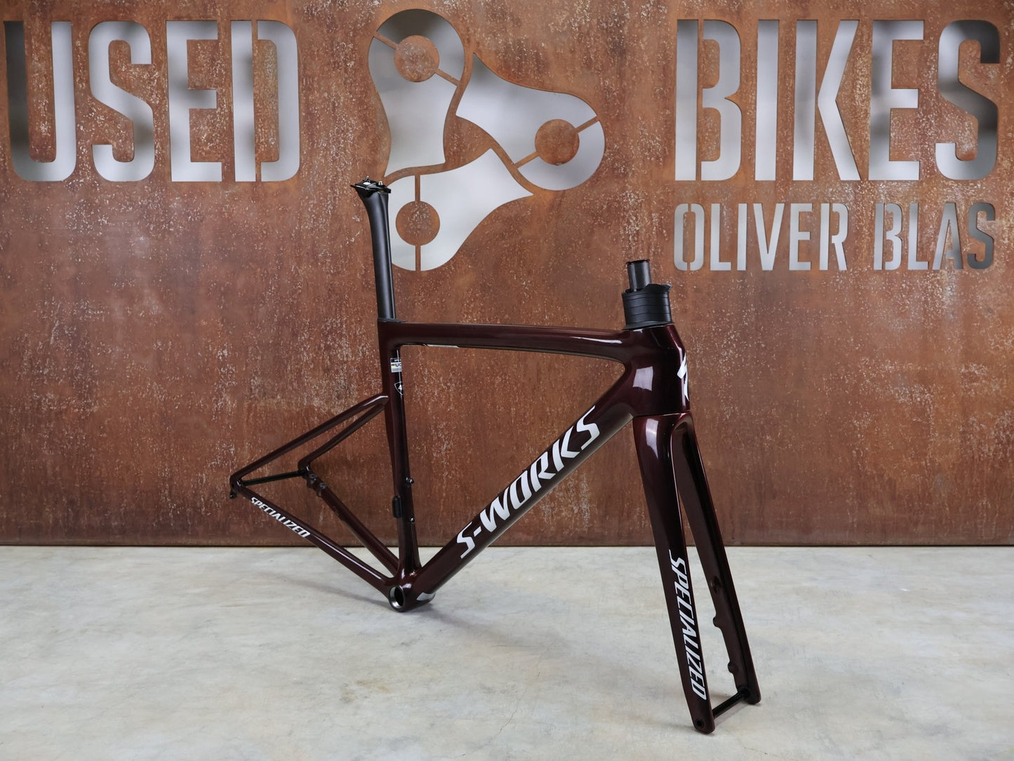 Rennradrahmen von Specialized, SPECIALIZED SWORKS TARMAC SL8 RAHMENSET / RED TO BLACK PEARL / DISC / 49CM vor USEDBIKES - OB.DE Hintergrund