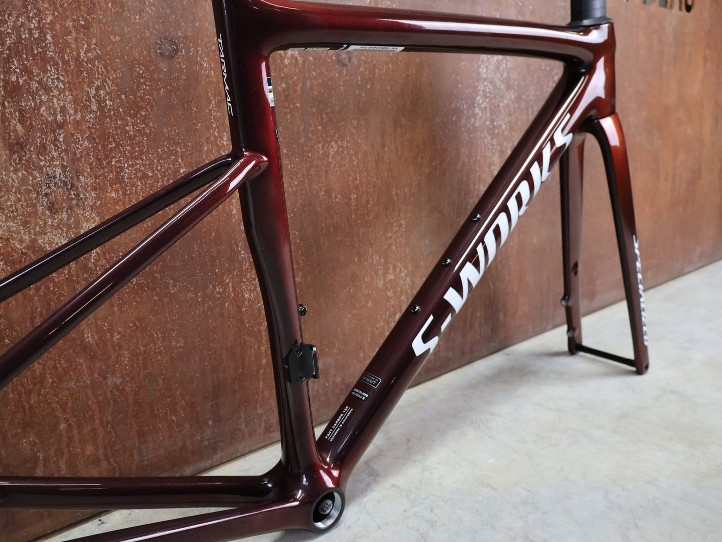 Rennradrahmen von Specialized, SPECIALIZED SWORKS TARMAC SL8 RAHMENSET / RED TO BLACK PEARL / DISC / 49CM vor USEDBIKES - OB.DE Hintergrund