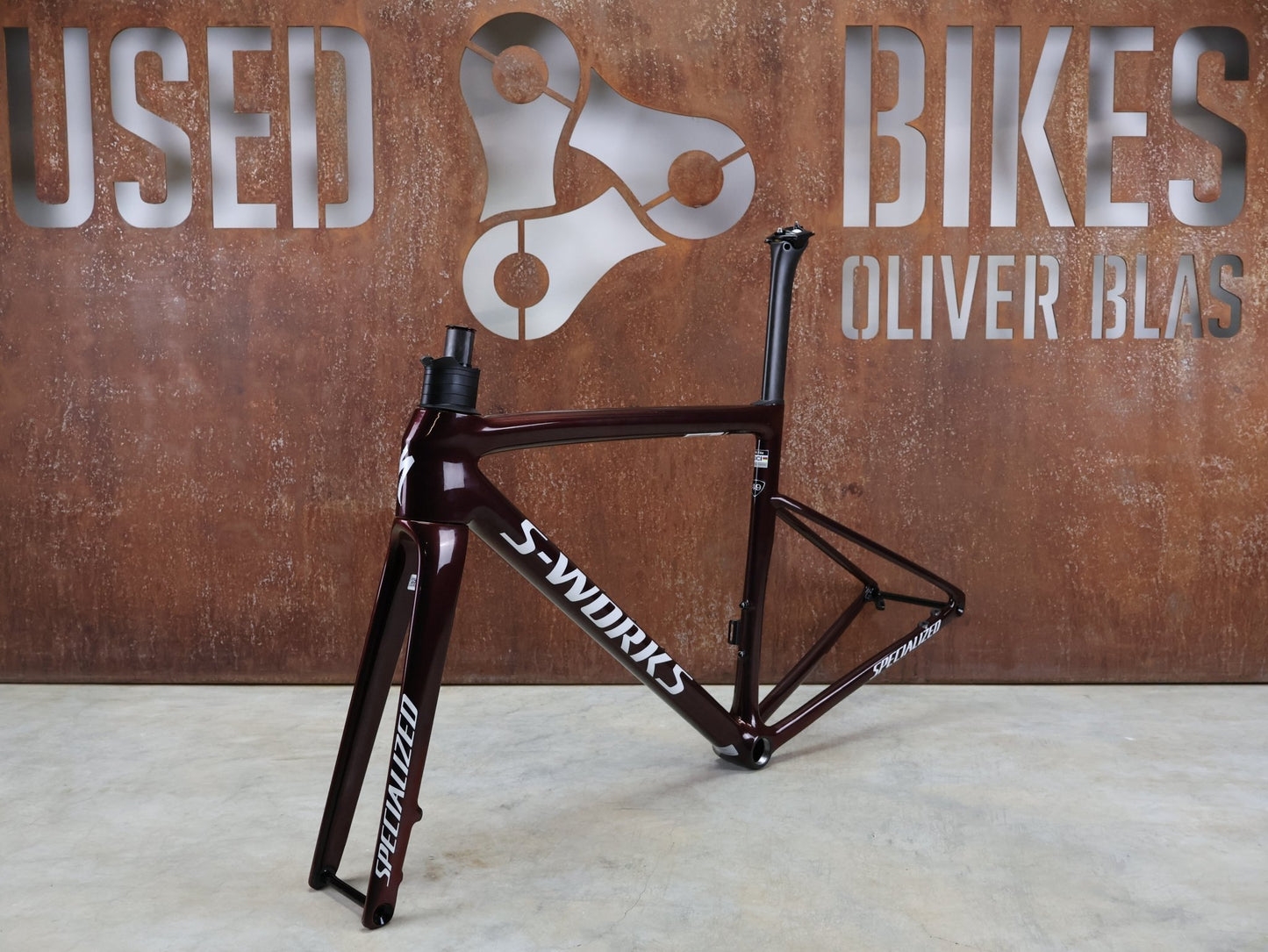 Rennradrahmen von Specialized, SPECIALIZED SWORKS TARMAC SL8 RAHMENSET / RED TO BLACK PEARL / DISC / 49CM vor USEDBIKES - OB.DE Hintergrund