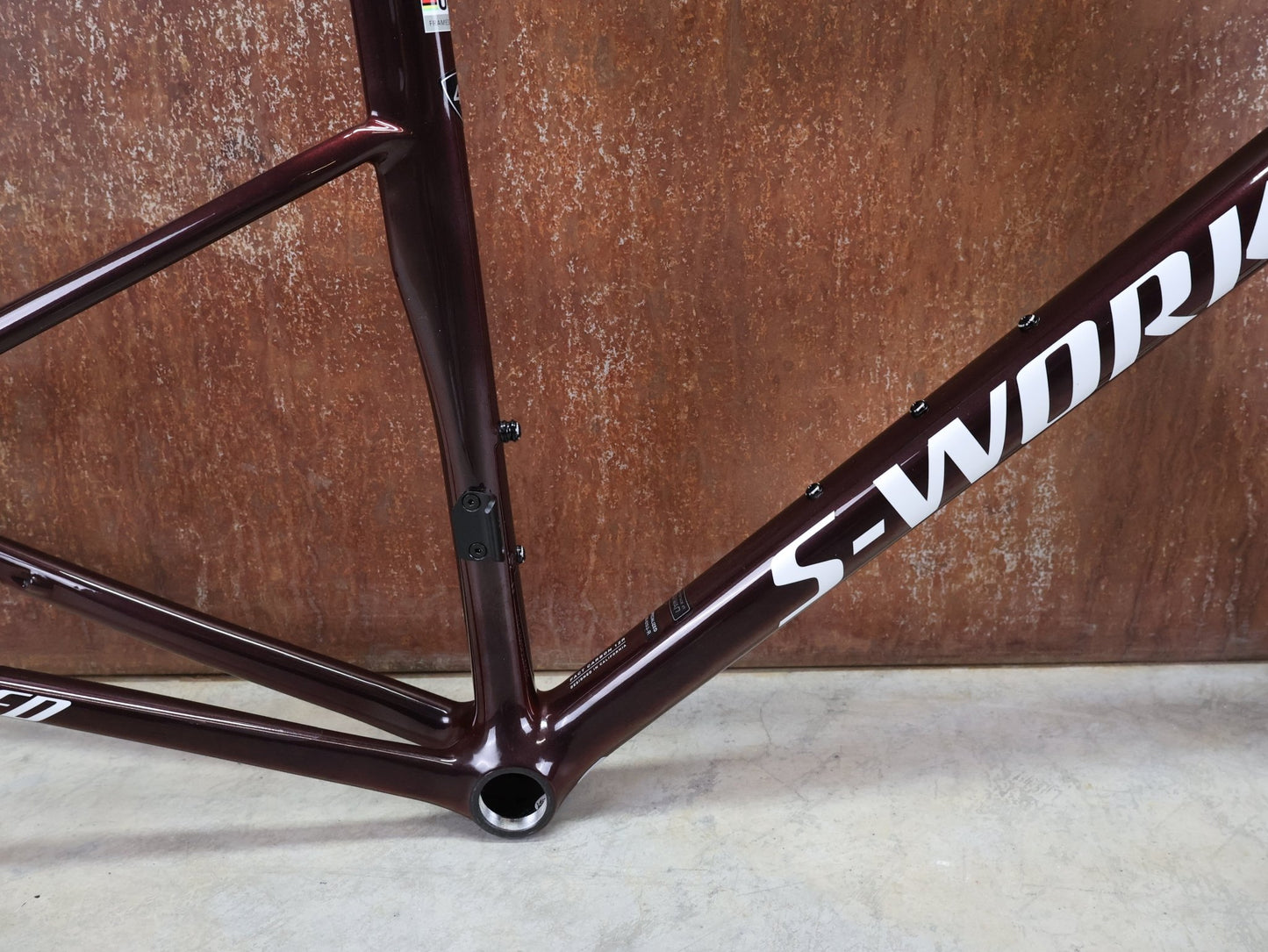 Rennradrahmen von Specialized, SPECIALIZED SWORKS TARMAC SL8 RAHMENSET / RED TO BLACK PEARL / DISC / 49CM vor USEDBIKES - OB.DE Hintergrund