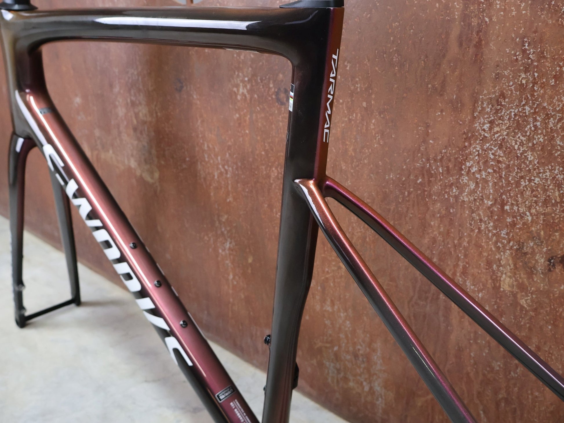 Rennradrahmen von Specialized, SPECIALIZED SWORKS TARMAC SL8 RAHMENSET / RED TO BLACK PEARL / DISC / 58CM vor USEDBIKES - OB.DE Hintergrund