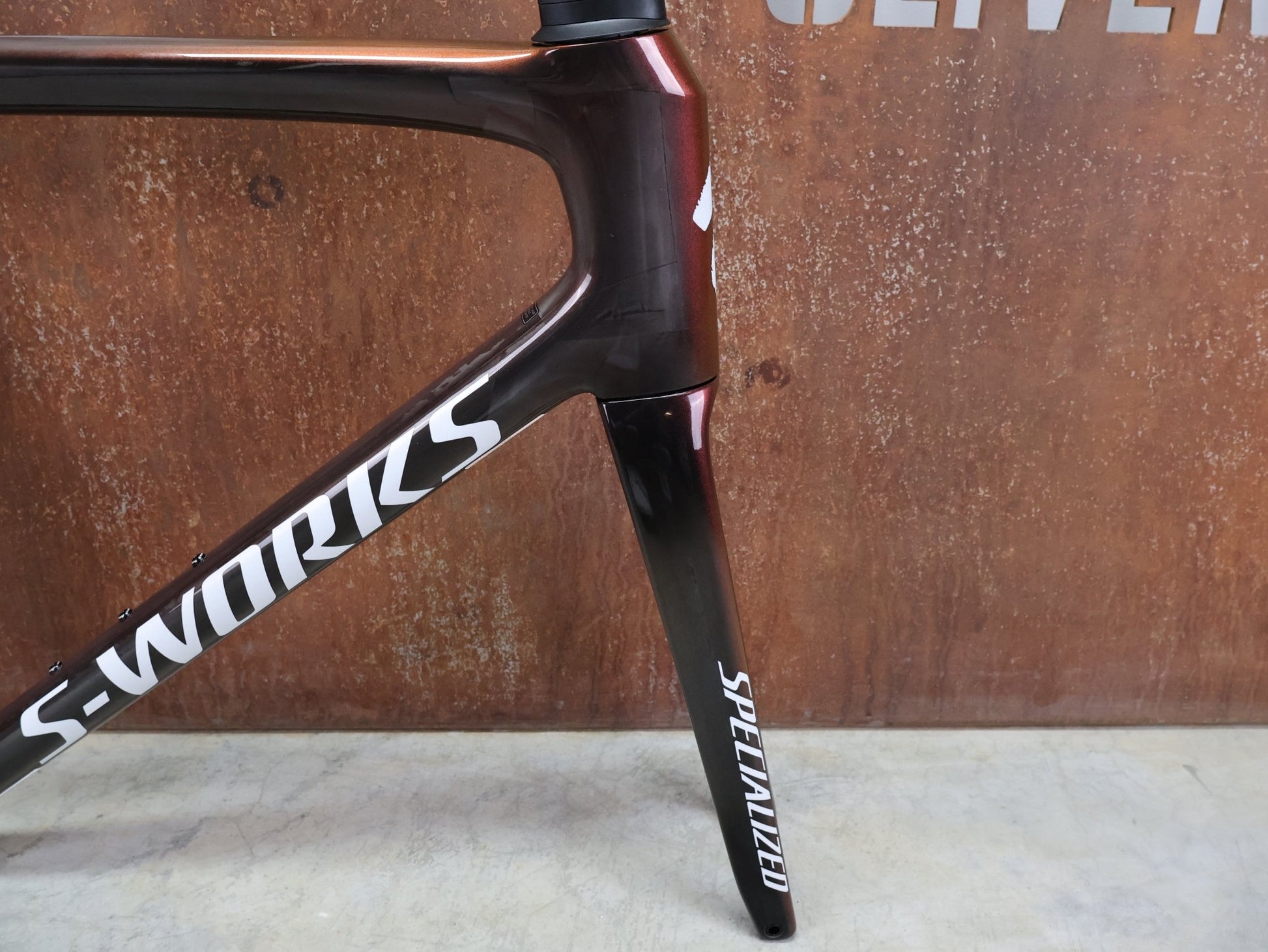 Rennradrahmen von Specialized, SPECIALIZED SWORKS TARMAC SL8 RAHMENSET / RED TO BLACK PEARL / DISC / 58CM vor USEDBIKES - OB.DE Hintergrund