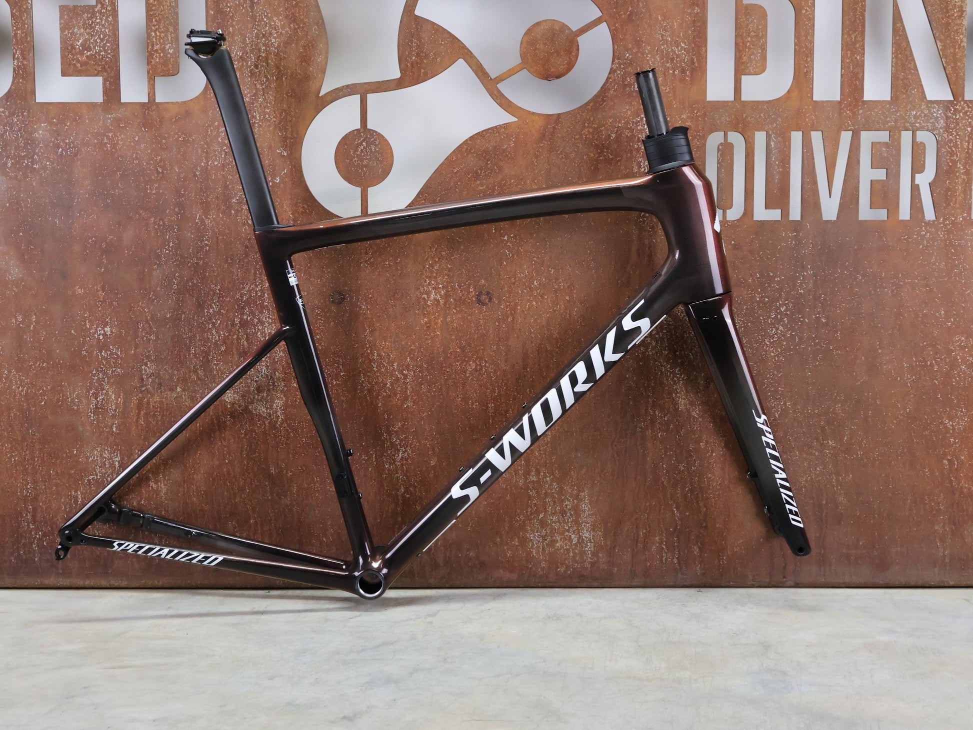 Rennradrahmen von Specialized, SPECIALIZED SWORKS TARMAC SL8 RAHMENSET / RED TO BLACK PEARL / DISC / 58CM vor USEDBIKES - OB.DE Hintergrund