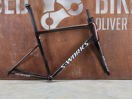 Rennradrahmen von Specialized, SPECIALIZED SWORKS TARMAC SL8 RAHMENSET / RED TO BLACK PEARL / DISC / 58CM vor USEDBIKES - OB.DE Hintergrund