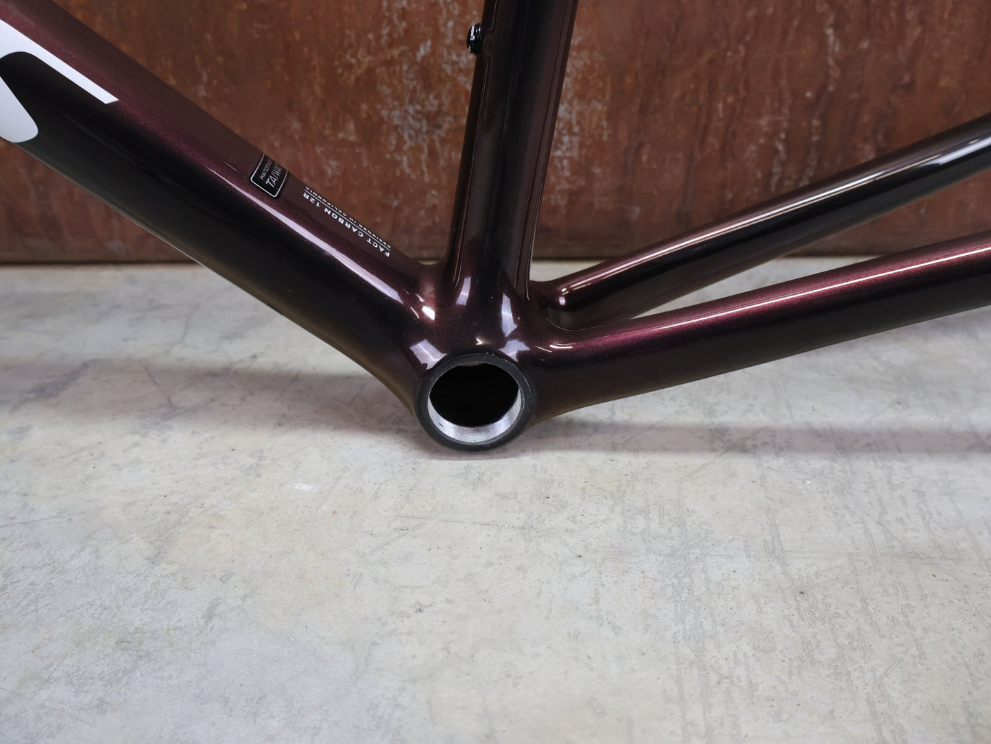 Rennradrahmen von Specialized, SPECIALIZED SWORKS TARMAC SL8 RAHMENSET / RED TO BLACK PEARL / DISC / 58CM vor USEDBIKES - OB.DE Hintergrund