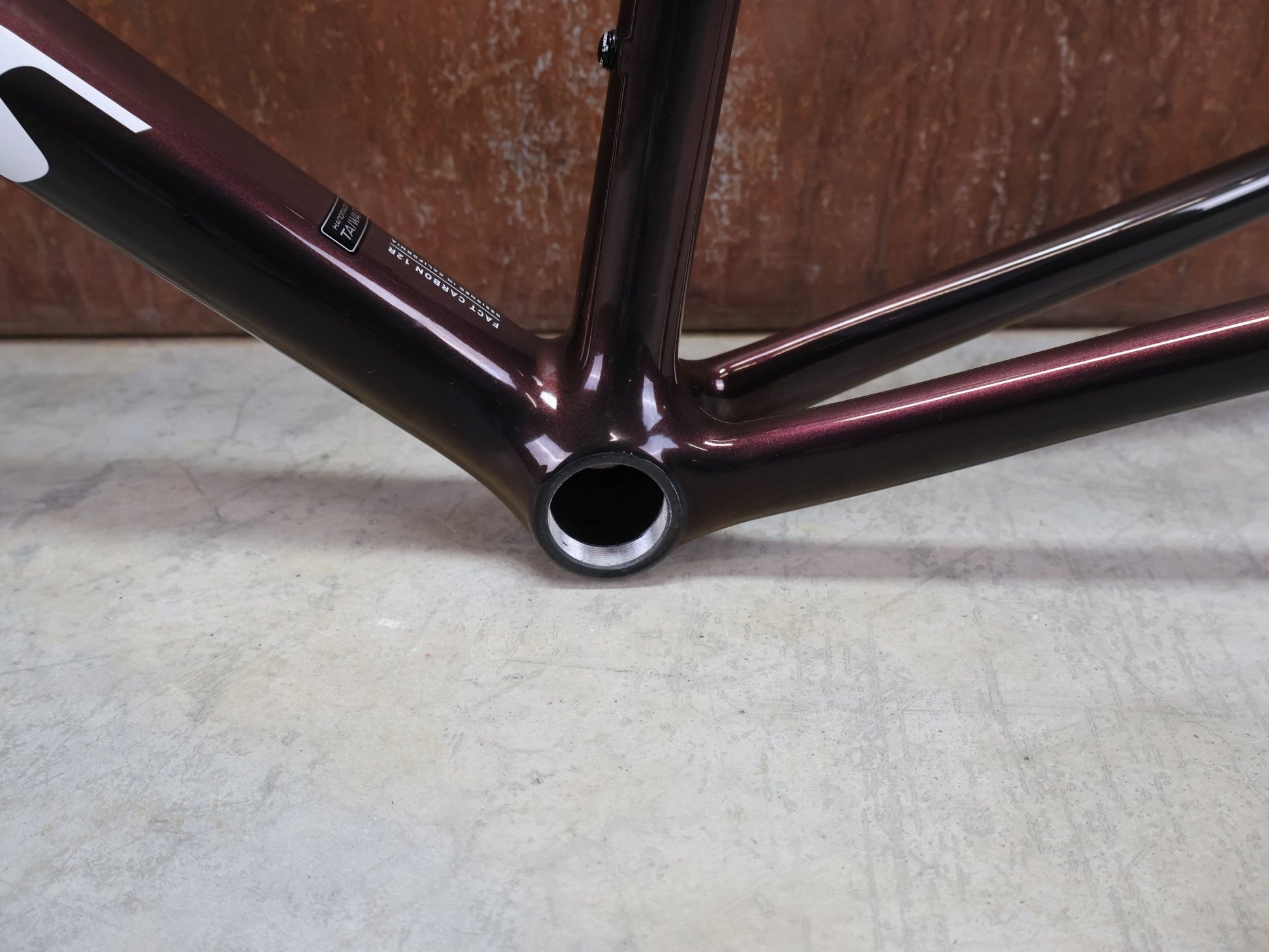 Rennradrahmen von Specialized, SPECIALIZED SWORKS TARMAC SL8 RAHMENSET / RED TO BLACK PEARL / DISC / 58CM vor USEDBIKES - OB.DE Hintergrund