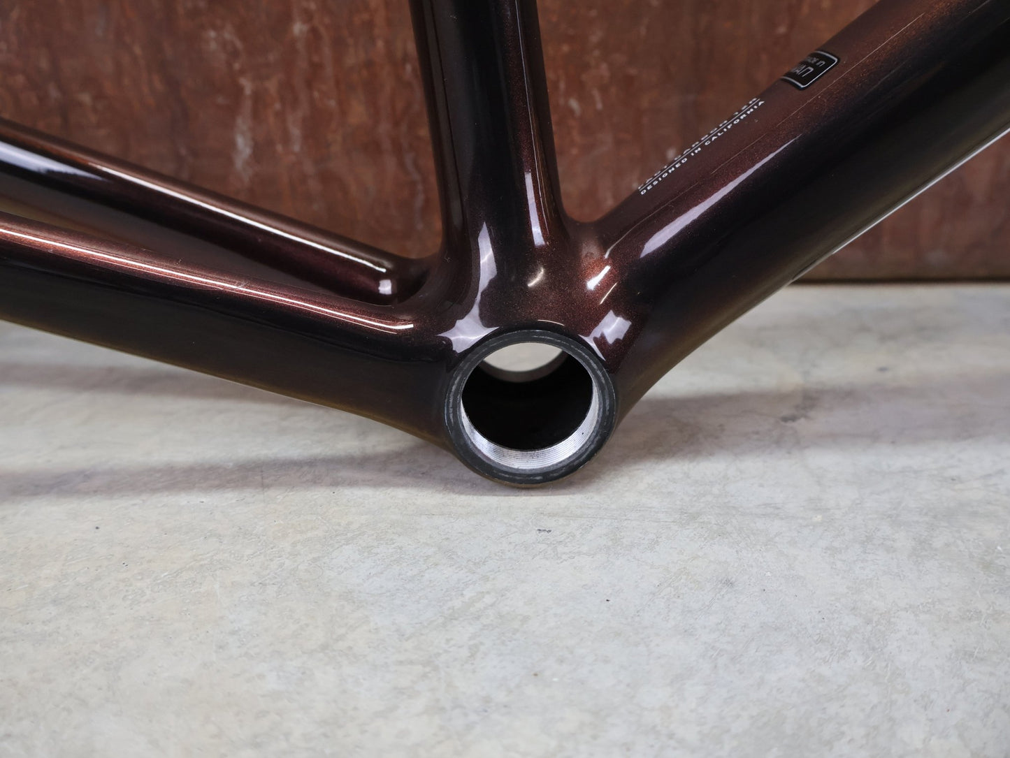 Rennradrahmen von Specialized, SPECIALIZED SWORKS TARMAC SL8 RAHMENSET / RED TO BLACK PEARL / DISC / 58CM vor USEDBIKES - OB.DE Hintergrund