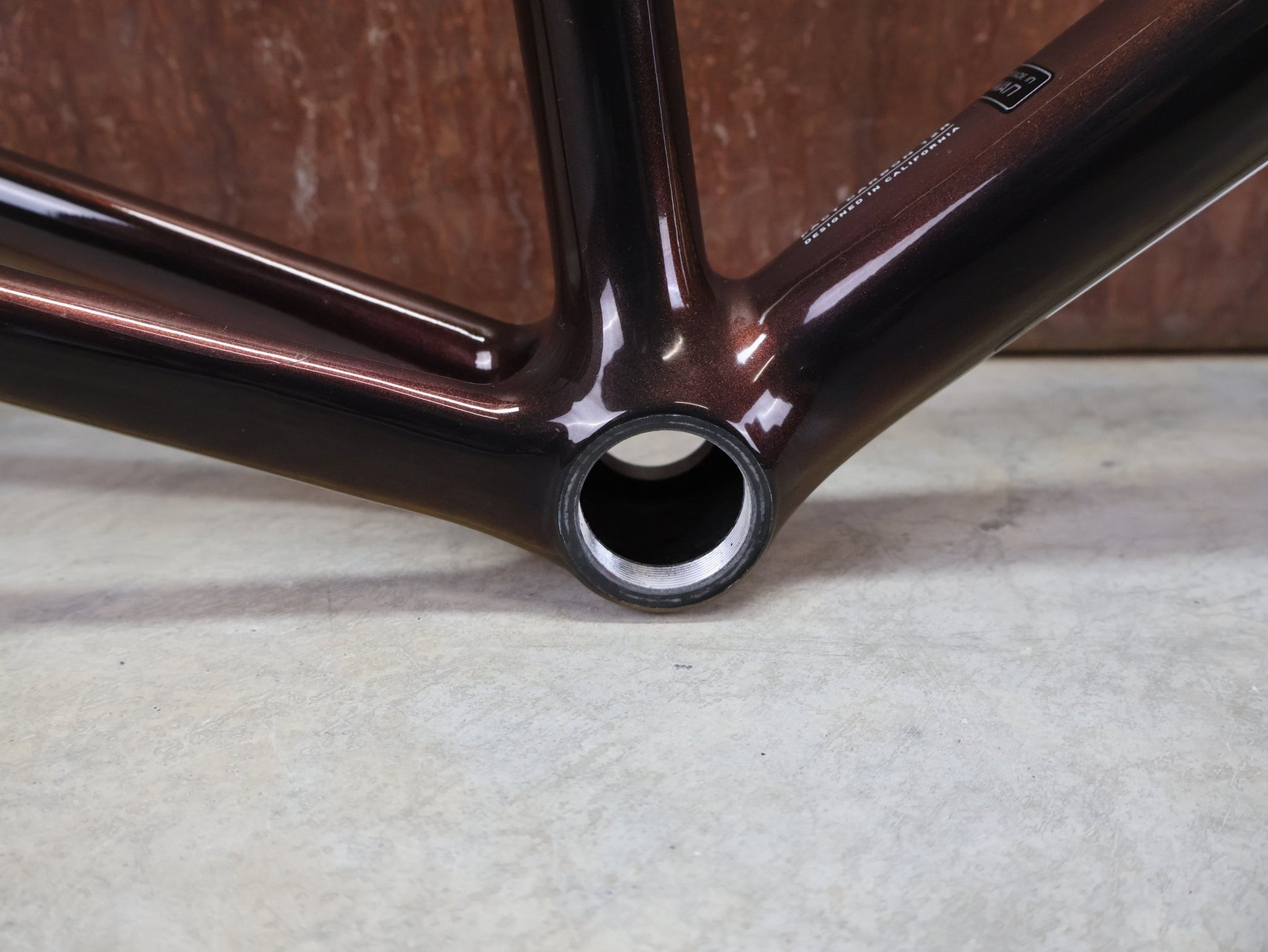 Rennradrahmen von Specialized, SPECIALIZED SWORKS TARMAC SL8 RAHMENSET / RED TO BLACK PEARL / DISC / 58CM vor USEDBIKES - OB.DE Hintergrund