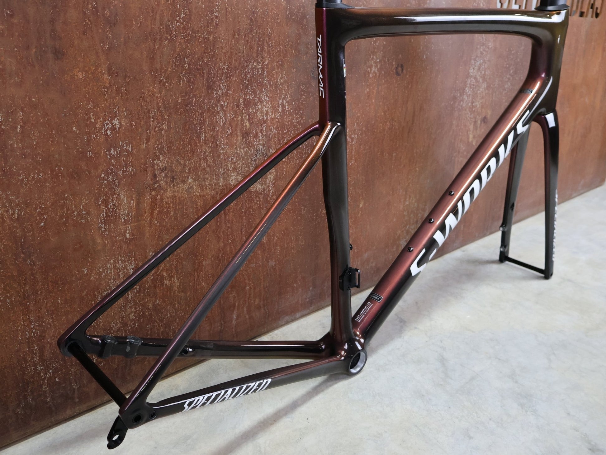 Rennradrahmen von Specialized, SPECIALIZED SWORKS TARMAC SL8 RAHMENSET / RED TO BLACK PEARL / DISC / 58CM vor USEDBIKES - OB.DE Hintergrund