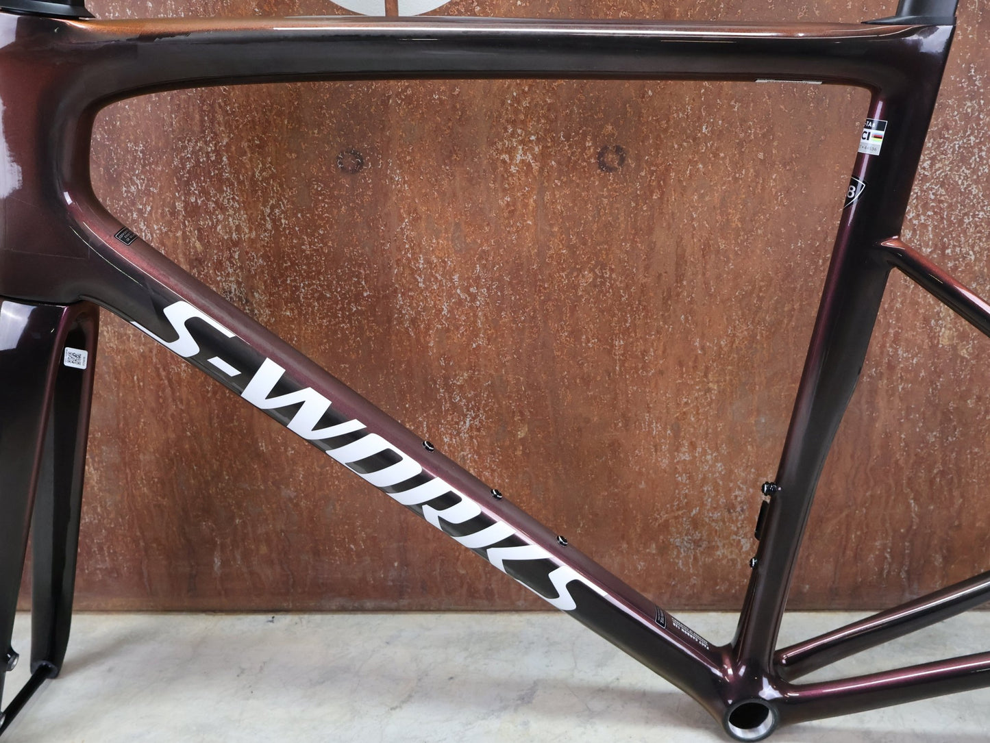 Rennradrahmen von Specialized, SPECIALIZED SWORKS TARMAC SL8 RAHMENSET / RED TO BLACK PEARL / DISC / 58CM vor USEDBIKES - OB.DE Hintergrund