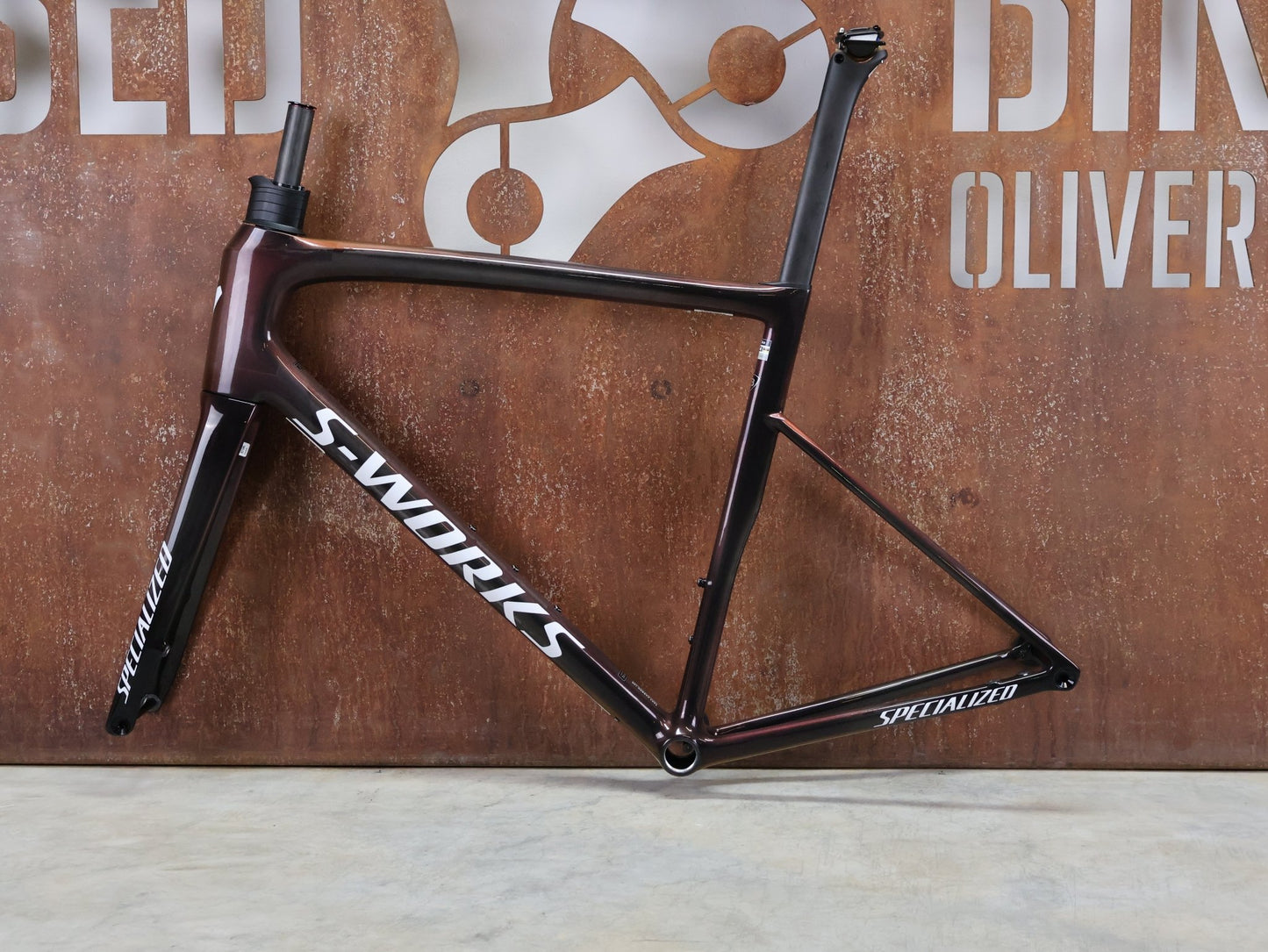 Rennradrahmen von Specialized, SPECIALIZED SWORKS TARMAC SL8 RAHMENSET / RED TO BLACK PEARL / DISC / 58CM vor USEDBIKES - OB.DE Hintergrund