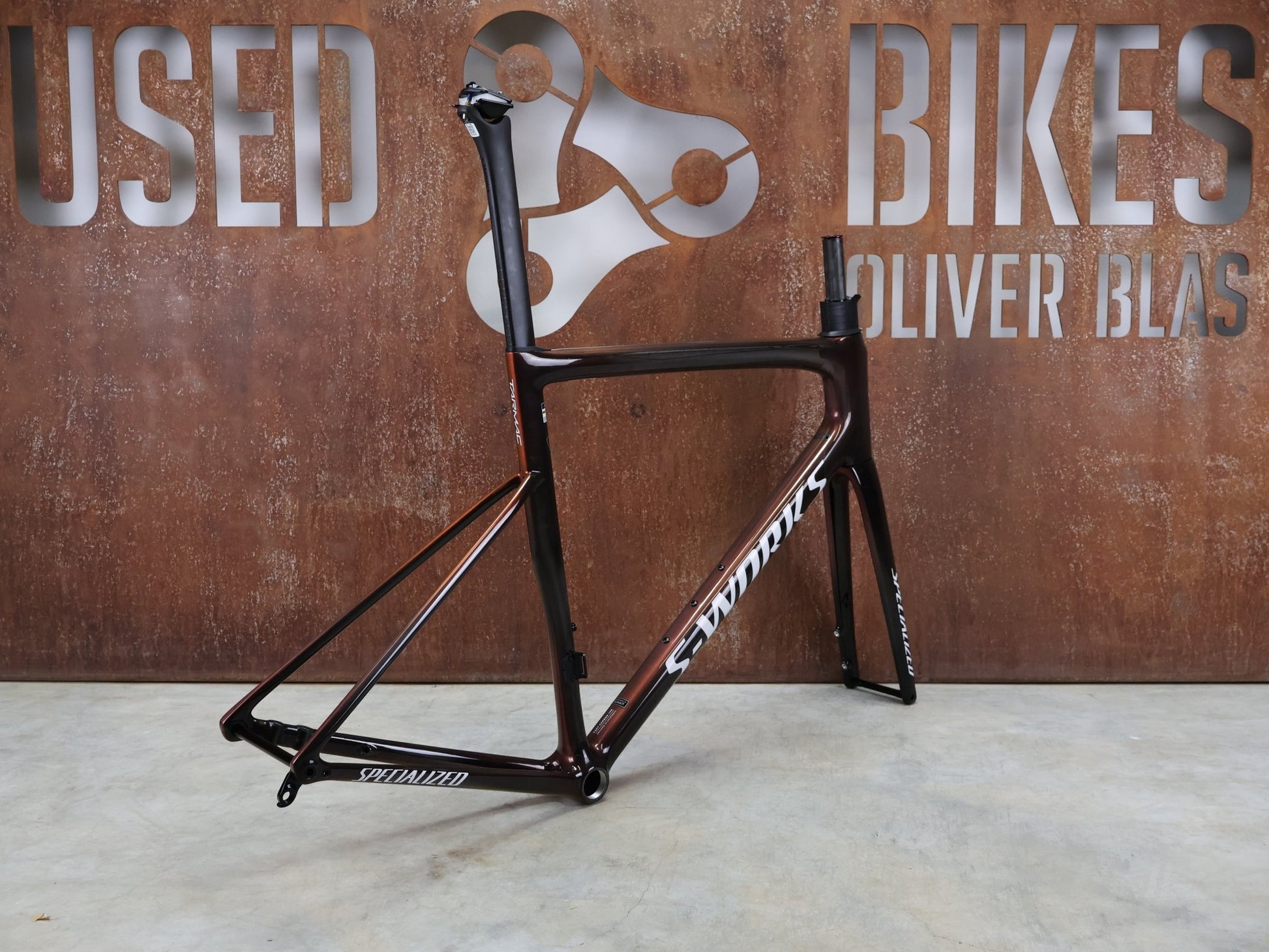 Rennradrahmen von Specialized, SPECIALIZED SWORKS TARMAC SL8 RAHMENSET / RED TO BLACK PEARL / DISC / 58CM vor USEDBIKES - OB.DE Hintergrund