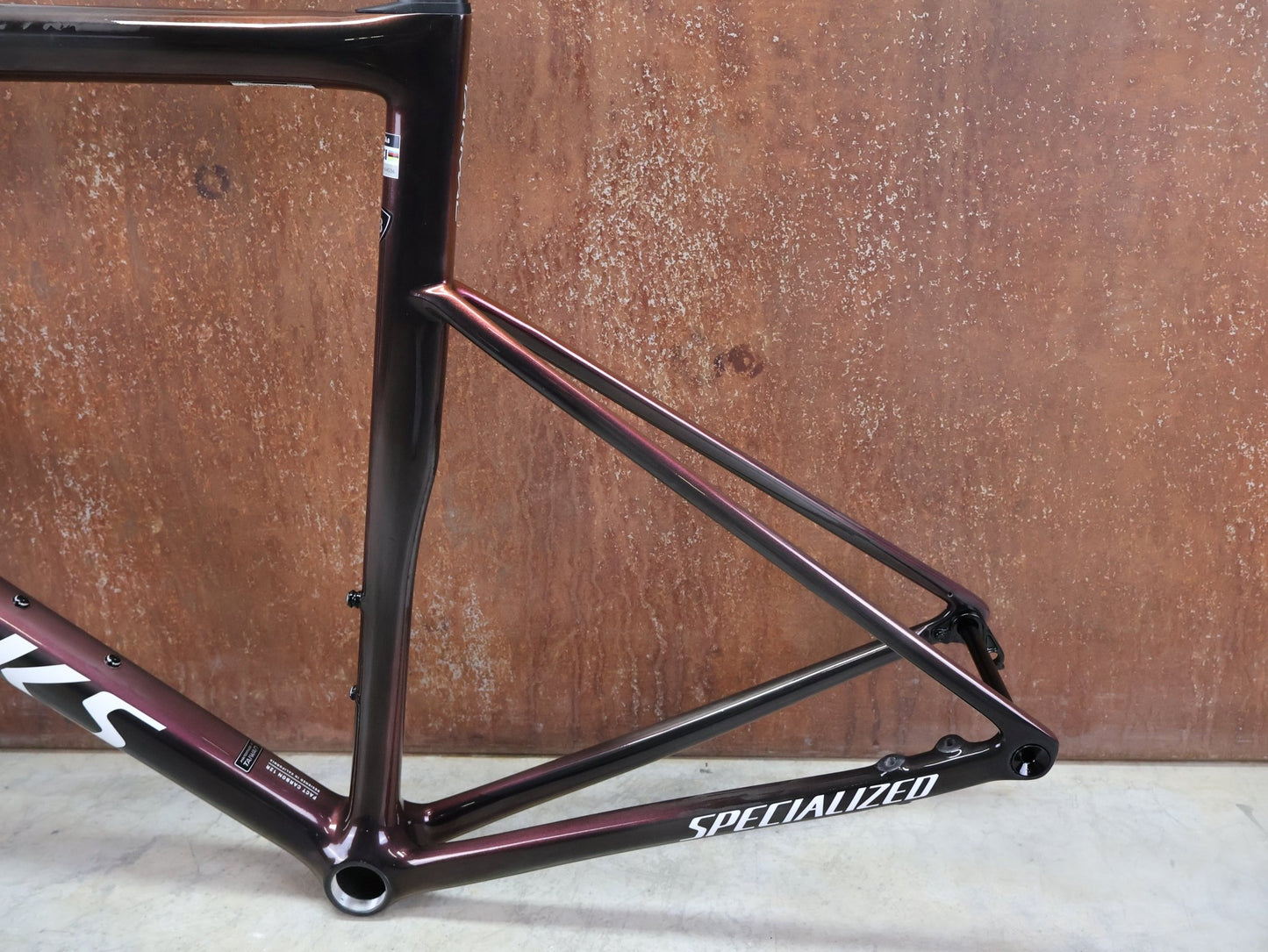 Rennradrahmen von Specialized, SPECIALIZED SWORKS TARMAC SL8 RAHMENSET / RED TO BLACK PEARL / DISC / 58CM vor USEDBIKES - OB.DE Hintergrund