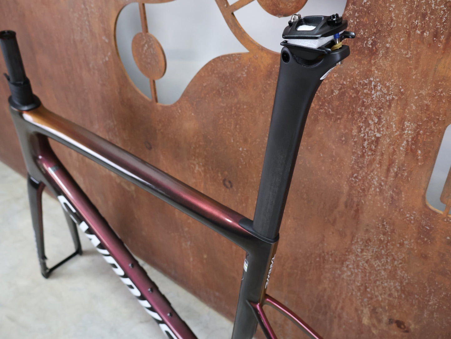 Rennradrahmen von Specialized, SPECIALIZED SWORKS TARMAC SL8 RAHMENSET / RED TO BLACK PEARL / DISC / 58CM vor USEDBIKES - OB.DE Hintergrund