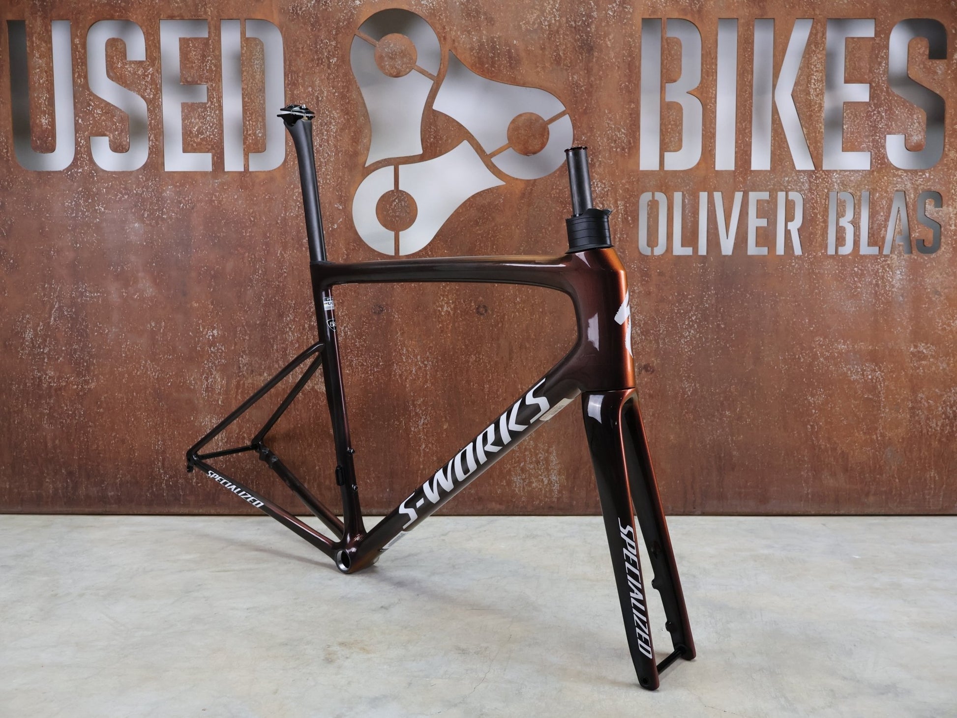 Rennradrahmen von Specialized, SPECIALIZED SWORKS TARMAC SL8 RAHMENSET / RED TO BLACK PEARL / DISC / 58CM vor USEDBIKES - OB.DE Hintergrund