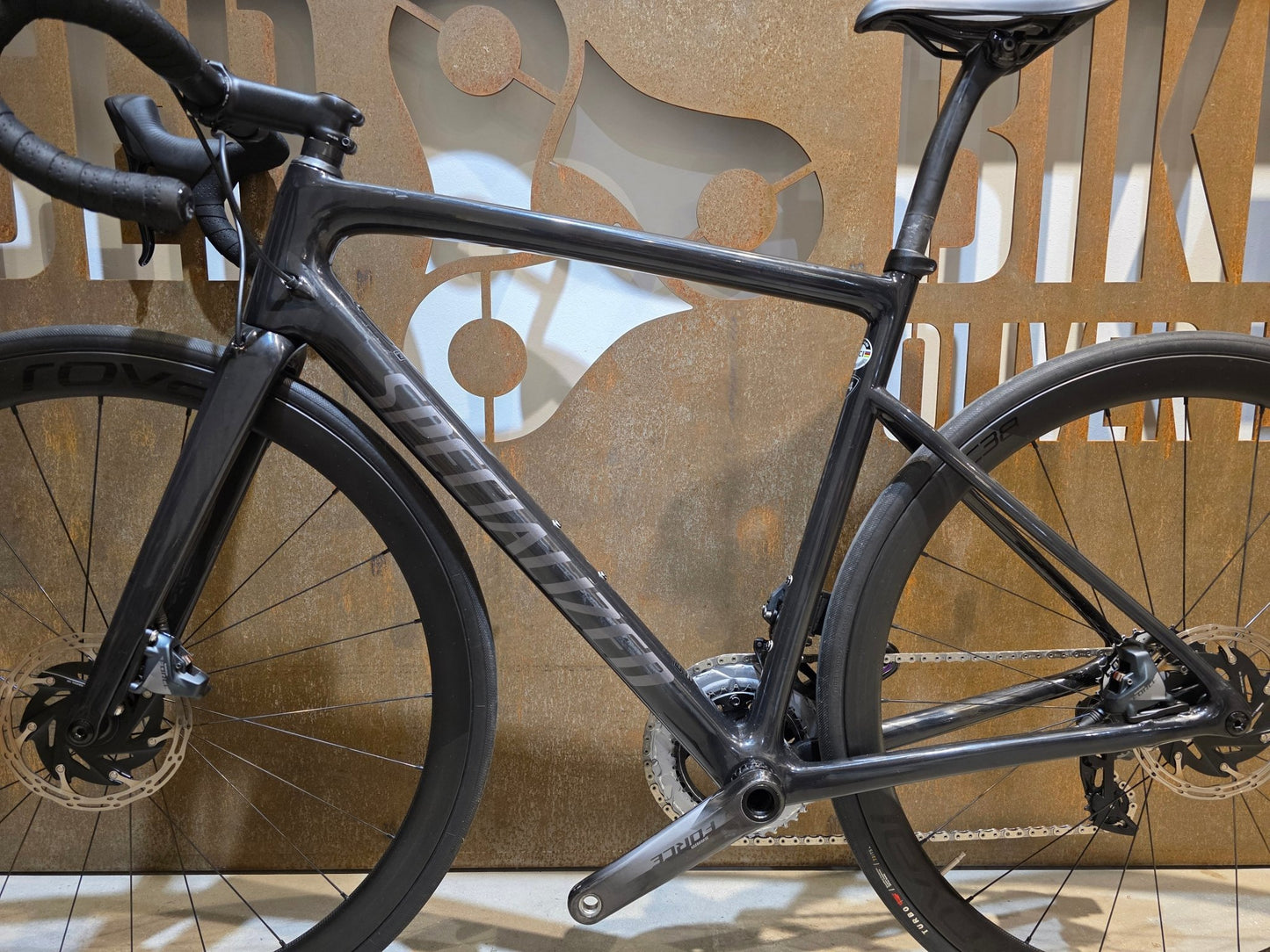 Rennrad von Specialized, SPECIALIZED TARMAC SL 6 SPORT / CUSTOMBUILD / 54CM vor USEDBIKES - OB.DE Hintergrund