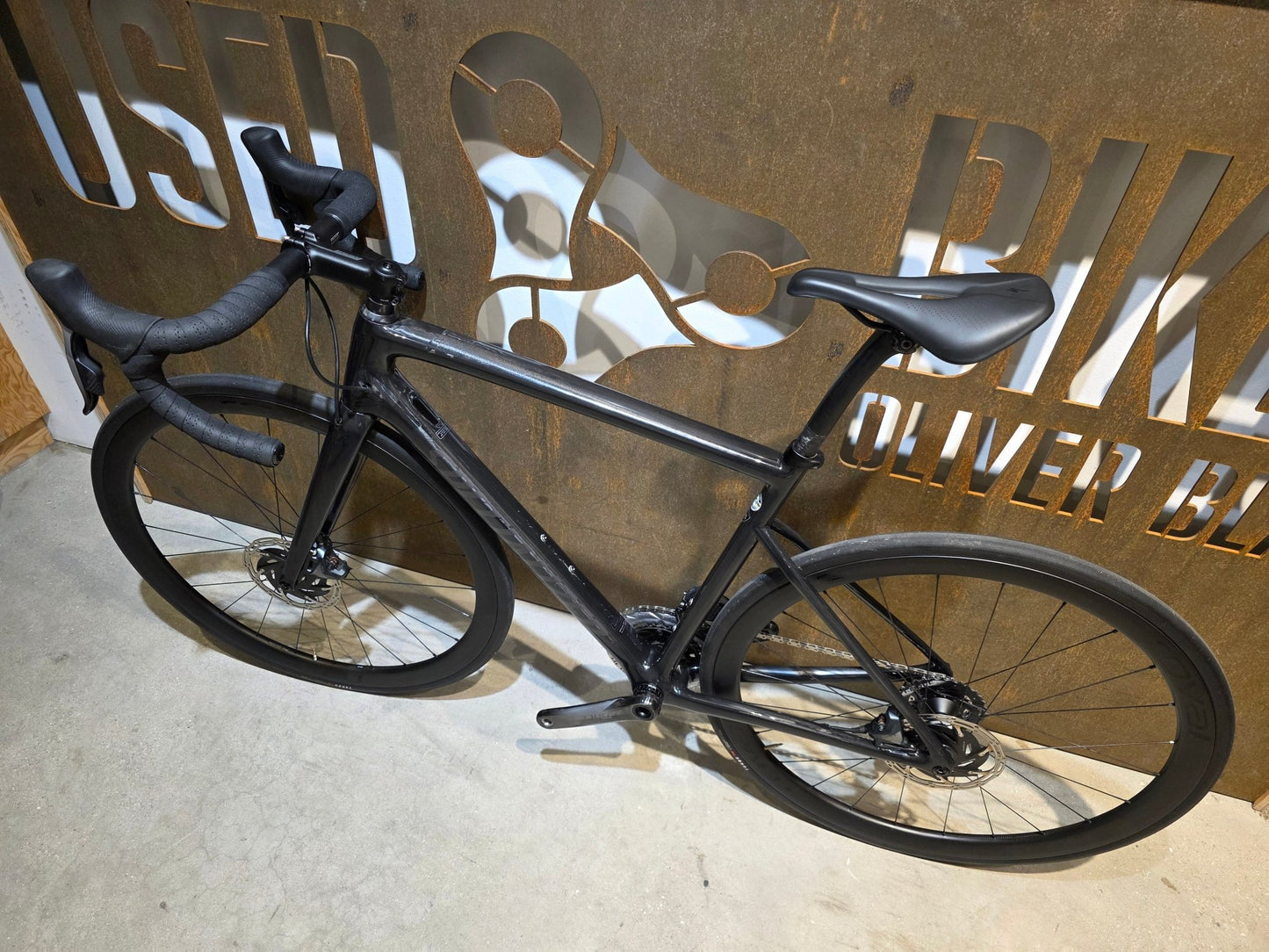 Rennrad von Specialized, SPECIALIZED TARMAC SL 6 SPORT / CUSTOMBUILD / 54CM vor USEDBIKES - OB.DE Hintergrund