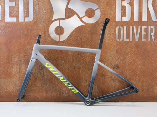 Rennradrahmen von Specialized, SPECIALIZED TARMAC SL6 DISC RAHMENSET / GRÖßE 52 CM / SATIN COOL GREY CARBON FRAMESET vor USEDBIKES-OB.DE Hintergrund
