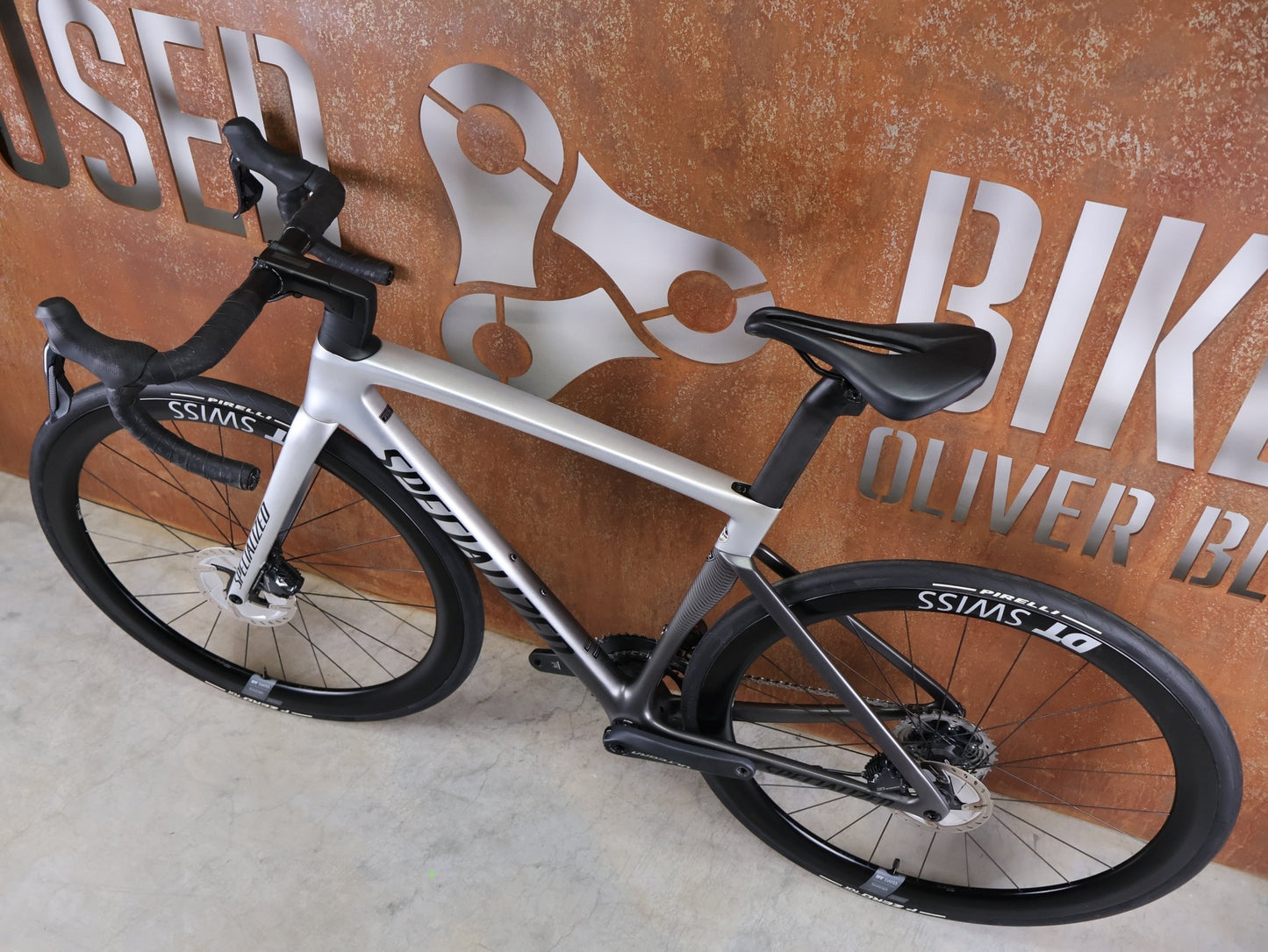 Rennrad von Specialized, SPECIALIZED TARMAC SL7 EXPERT UDI2 / SHIMANO ULTEGRA DI2 – DT SWISS ARC 1600 45 MM – GRÖSSE 52 CM vor USEDBIKES - OB.DE Hintergrund