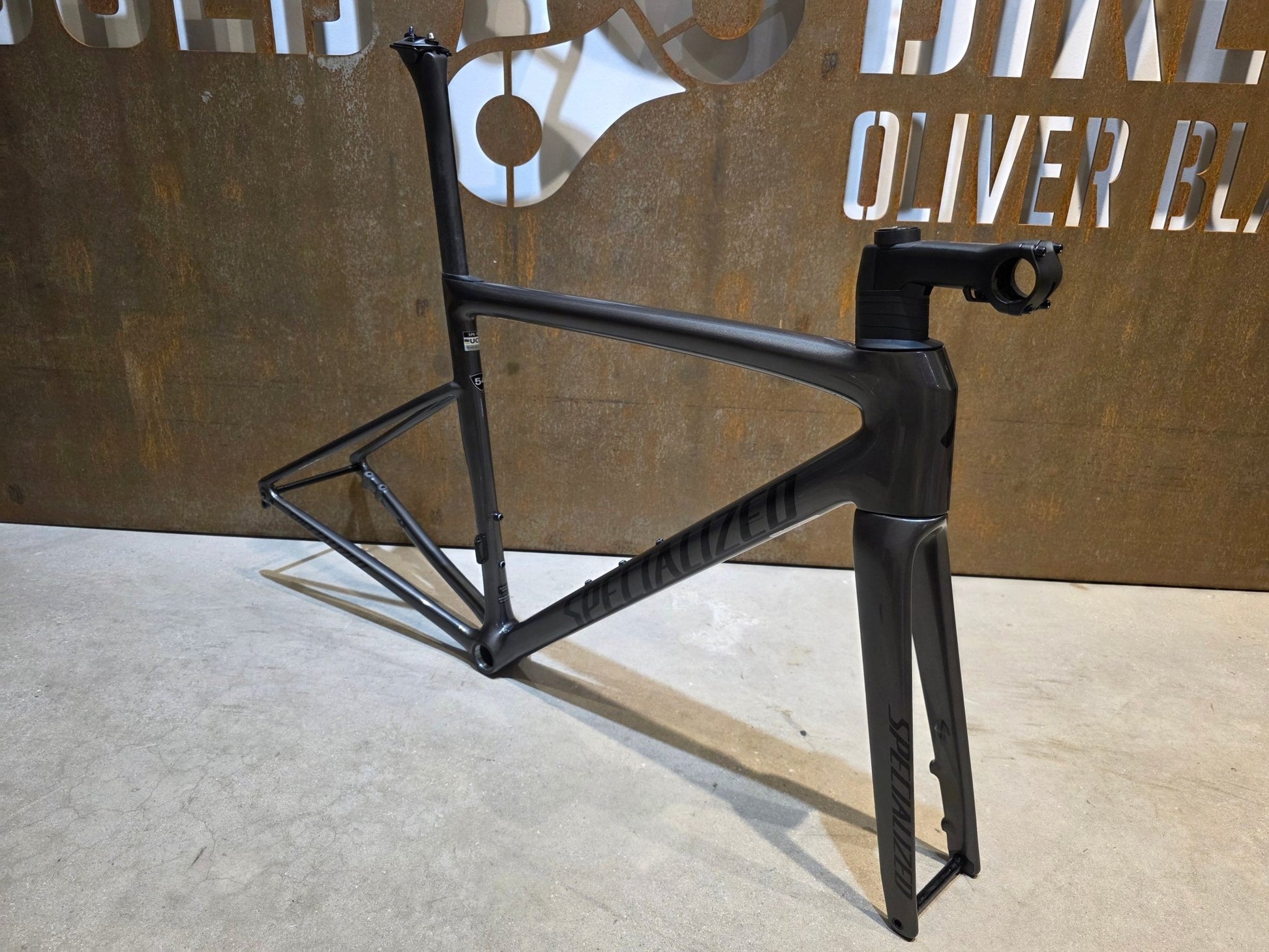 Rennradrahmen von Specialized, SPECIALIZED TARMAC SL8 RAHMENSET / SMOKE OBSIDIAN / DISC / 54CM vor USEDBIKES - OB.DE Hintergrund