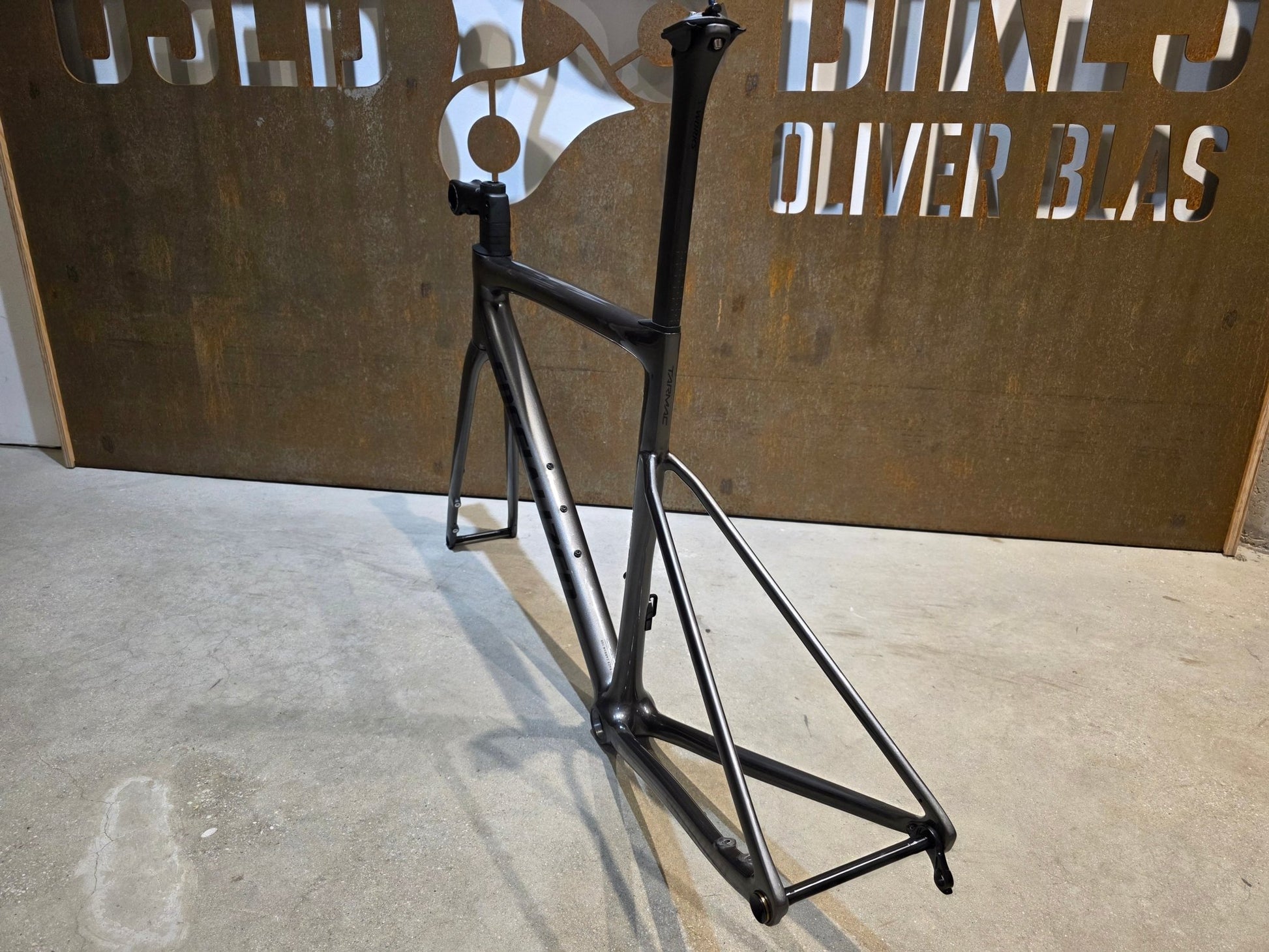 Rennradrahmen von Specialized, SPECIALIZED TARMAC SL8 RAHMENSET / SMOKE OBSIDIAN / DISC / 54CM vor USEDBIKES - OB.DE Hintergrund