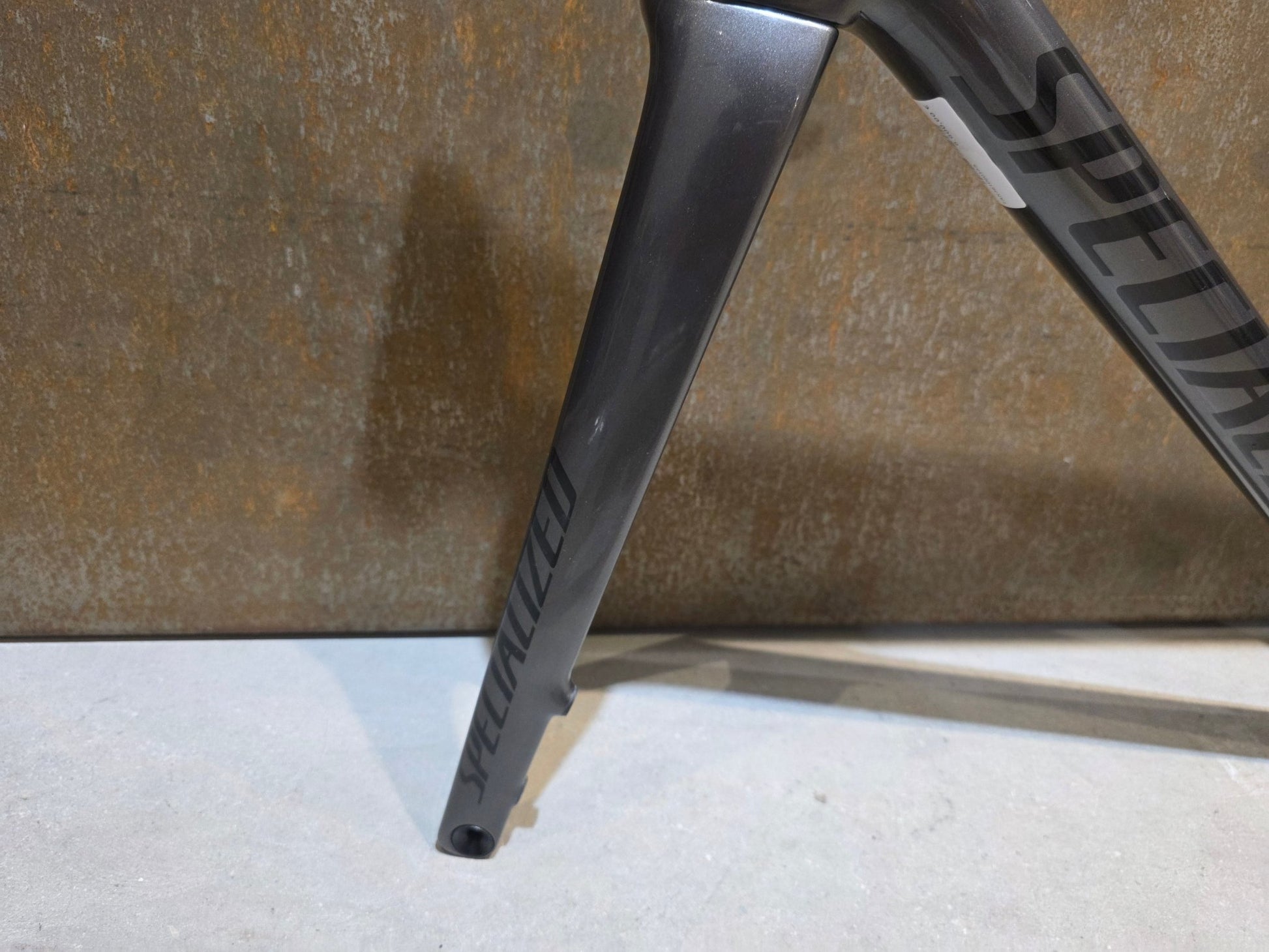 Rennradrahmen von Specialized, SPECIALIZED TARMAC SL8 RAHMENSET / SMOKE OBSIDIAN / DISC / 54CM vor USEDBIKES - OB.DE Hintergrund