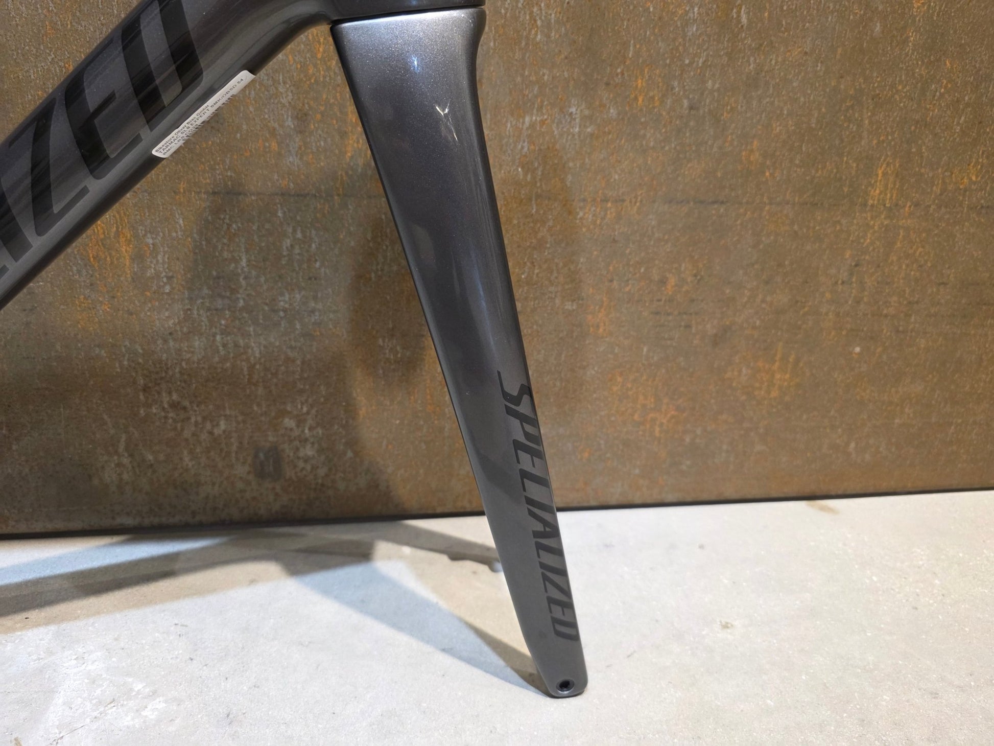 Rennradrahmen von Specialized, SPECIALIZED TARMAC SL8 RAHMENSET / SMOKE OBSIDIAN / DISC / 54CM vor USEDBIKES - OB.DE Hintergrund