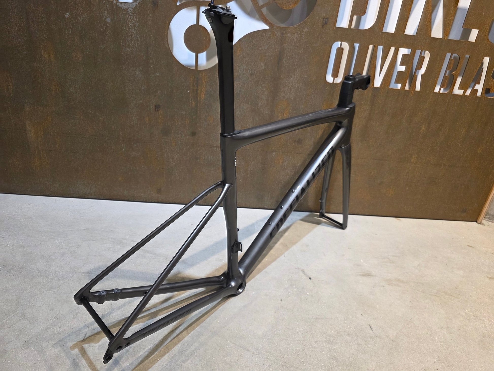 Rennradrahmen von Specialized, SPECIALIZED TARMAC SL8 RAHMENSET / SMOKE OBSIDIAN / DISC / 54CM vor USEDBIKES - OB.DE Hintergrund