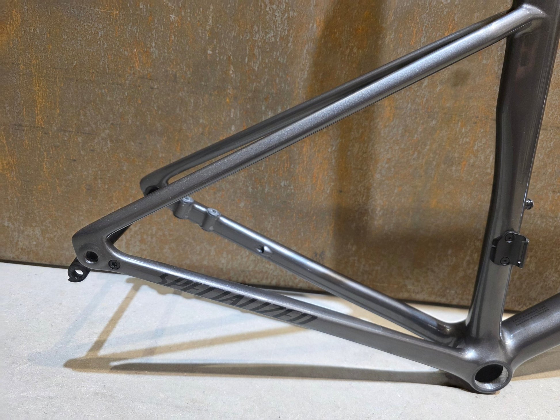 Rennradrahmen von Specialized, SPECIALIZED TARMAC SL8 RAHMENSET / SMOKE OBSIDIAN / DISC / 54CM vor USEDBIKES - OB.DE Hintergrund