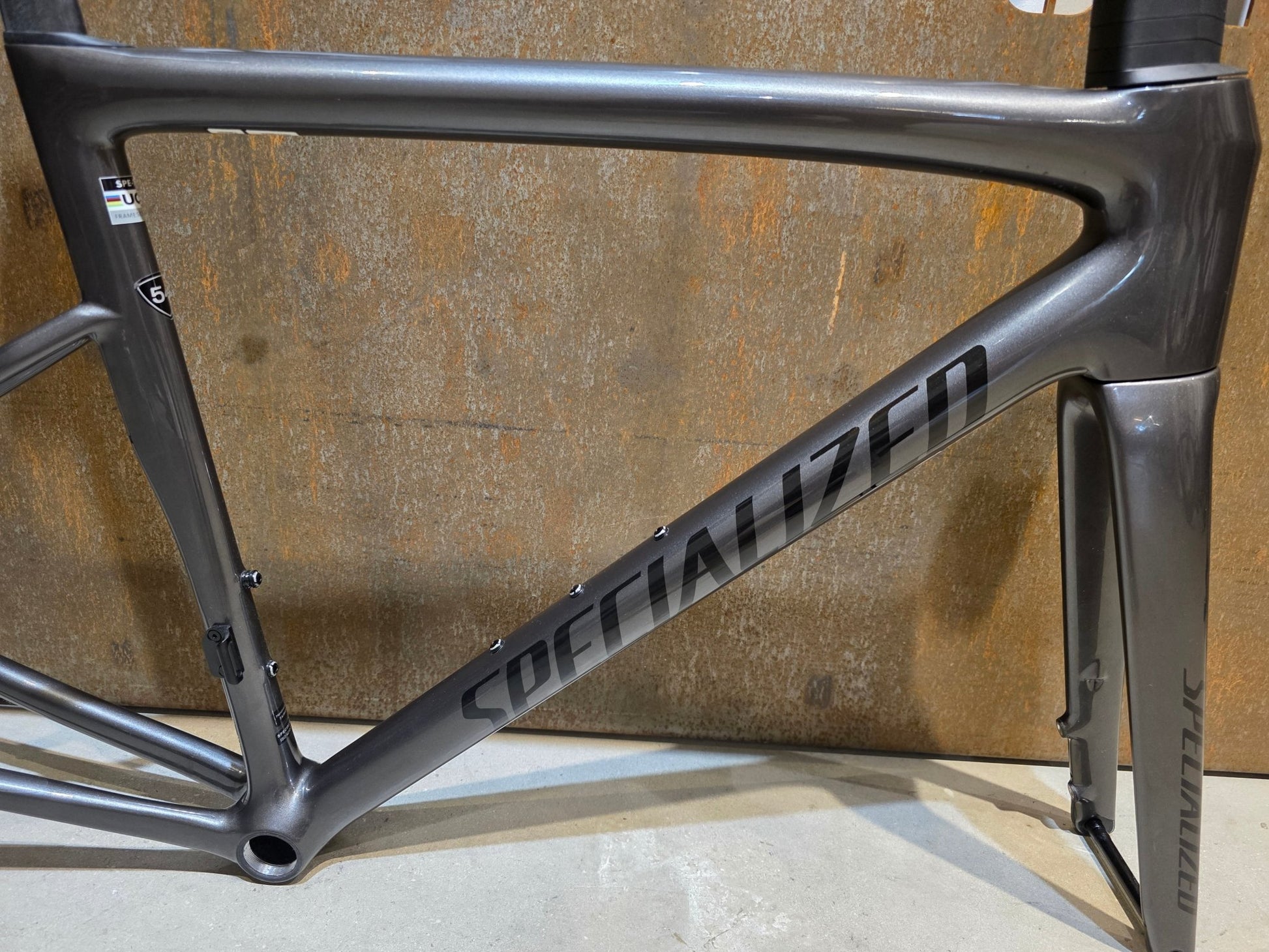 Rennradrahmen von Specialized, SPECIALIZED TARMAC SL8 RAHMENSET / SMOKE OBSIDIAN / DISC / 54CM vor USEDBIKES - OB.DE Hintergrund