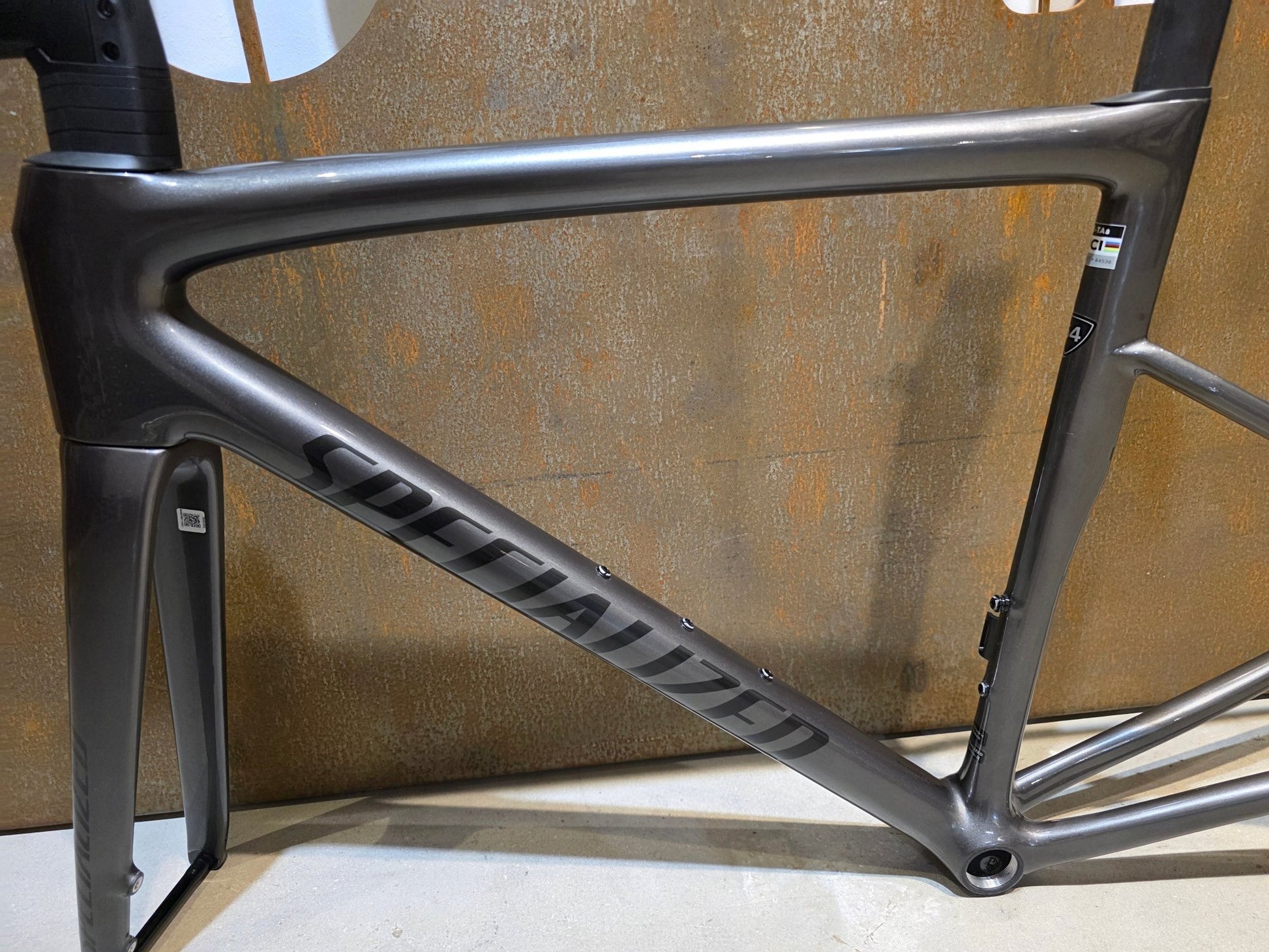 Rennradrahmen von Specialized, SPECIALIZED TARMAC SL8 RAHMENSET / SMOKE OBSIDIAN / DISC / 54CM vor USEDBIKES - OB.DE Hintergrund