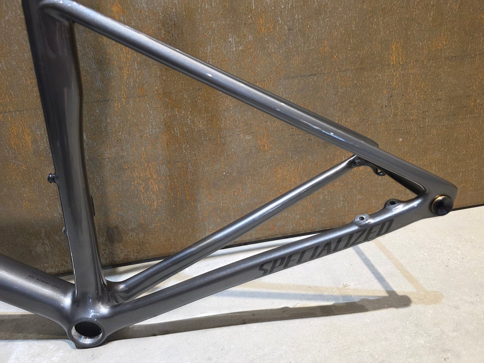 Rennradrahmen von Specialized, SPECIALIZED TARMAC SL8 RAHMENSET / SMOKE OBSIDIAN / DISC / 54CM vor USEDBIKES - OB.DE Hintergrund