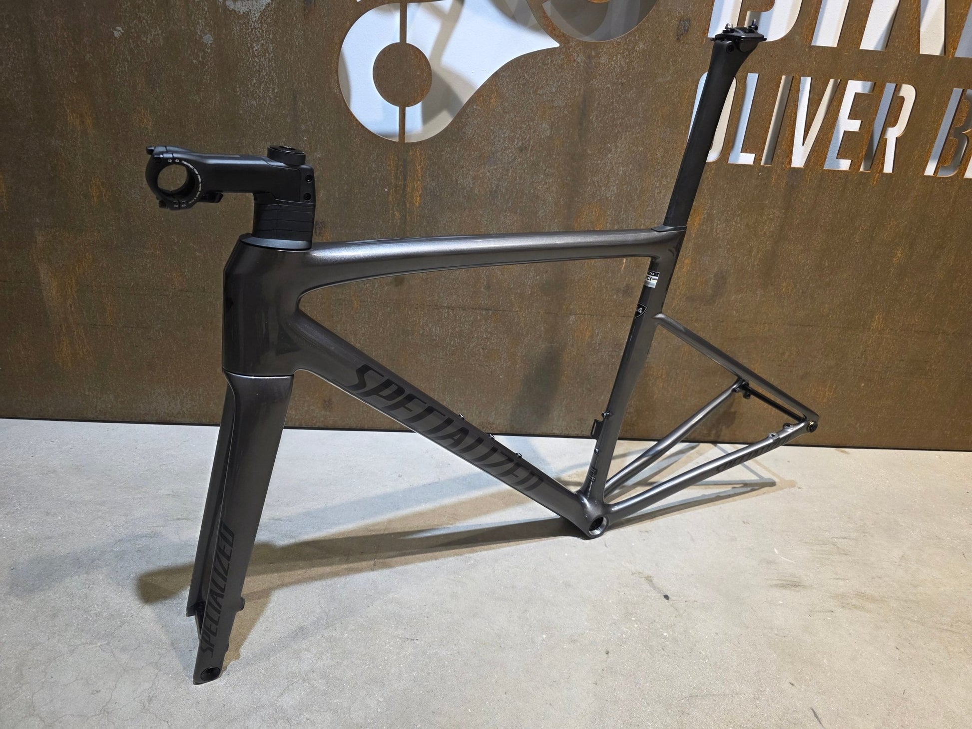 Rennradrahmen von Specialized, SPECIALIZED TARMAC SL8 RAHMENSET / SMOKE OBSIDIAN / DISC / 54CM vor USEDBIKES - OB.DE Hintergrund