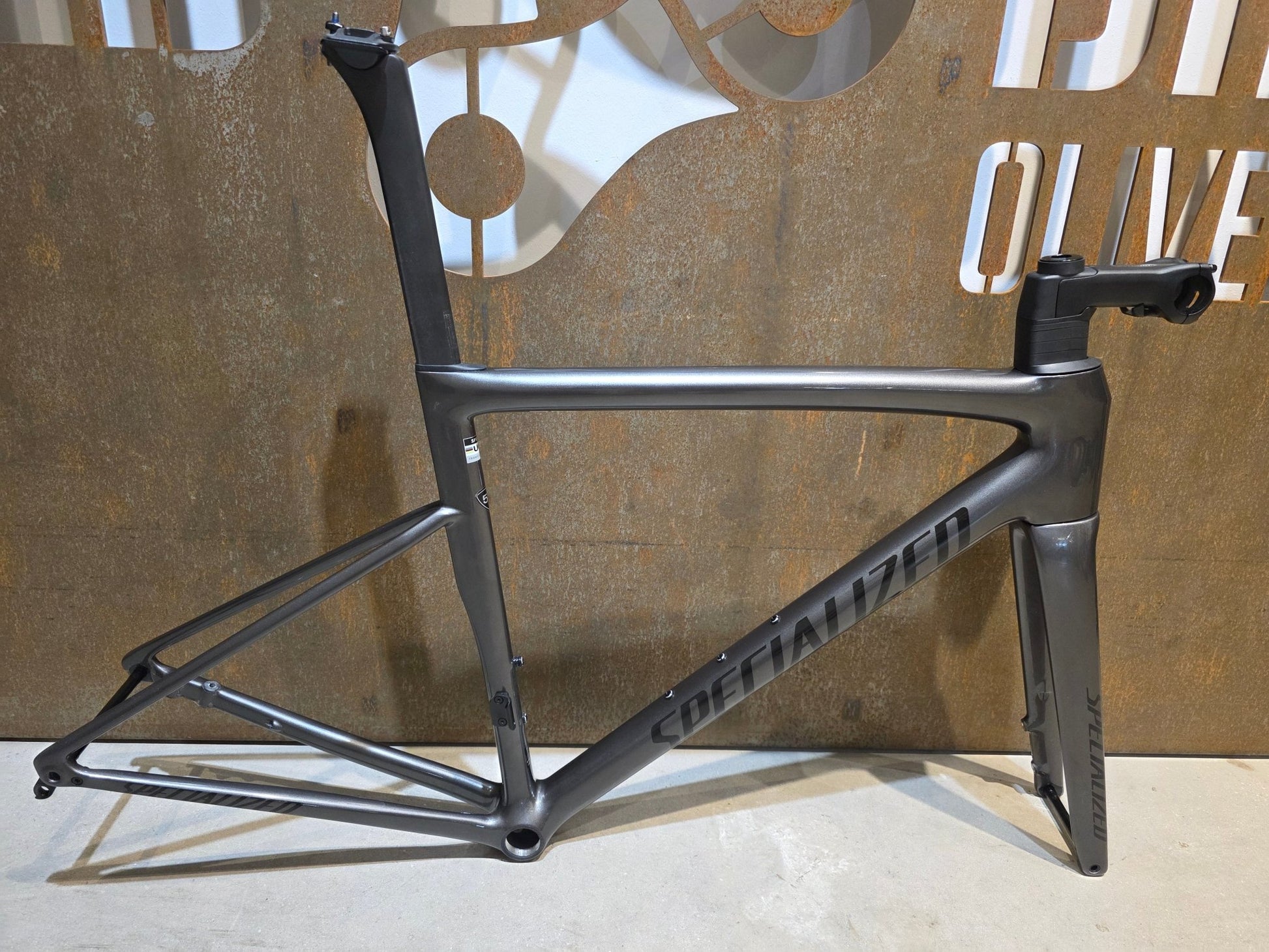 Rennradrahmen von Specialized, SPECIALIZED TARMAC SL8 RAHMENSET / SMOKE OBSIDIAN / DISC / 54CM vor USEDBIKES - OB.DE Hintergrund