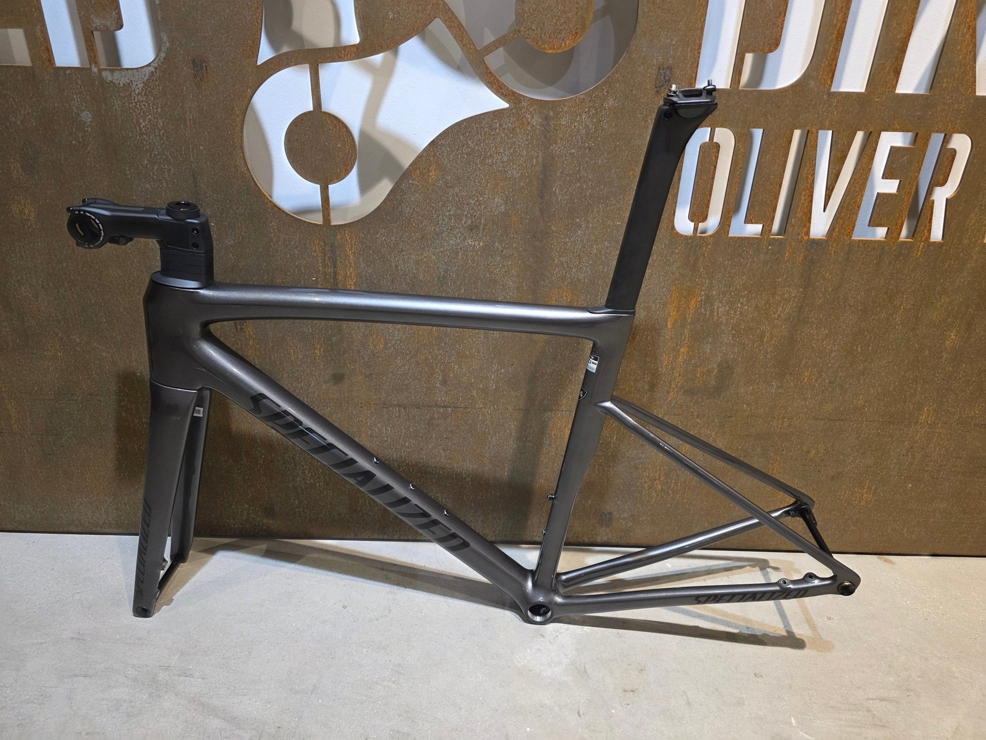 Rennradrahmen von Specialized, SPECIALIZED TARMAC SL8 RAHMENSET / SMOKE OBSIDIAN / DISC / 54CM vor USEDBIKES - OB.DE Hintergrund