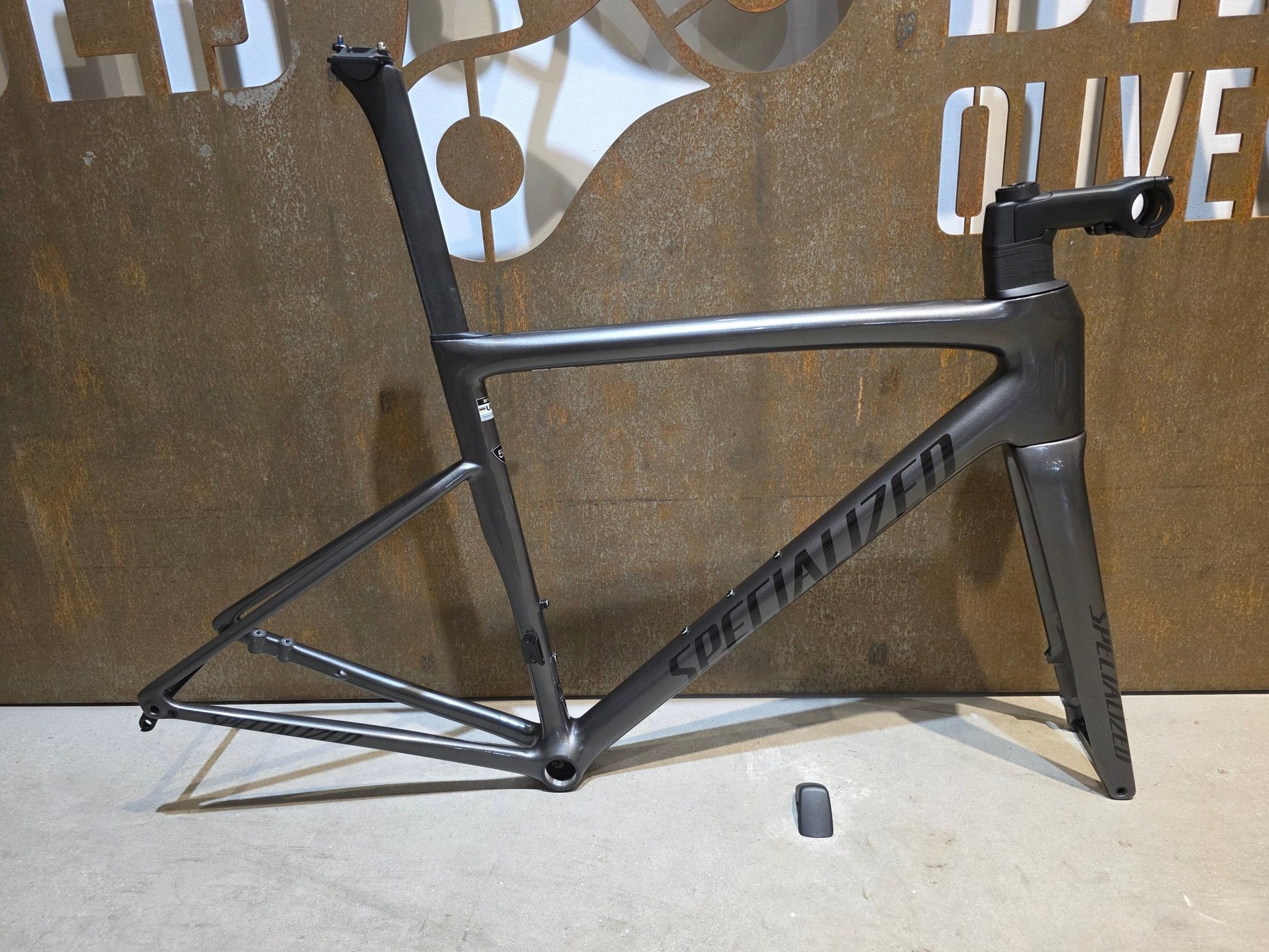 Rennradrahmen von Specialized, SPECIALIZED TARMAC SL8 RAHMENSET / SMOKE OBSIDIAN / DISC / 54CM vor USEDBIKES - OB.DE Hintergrund