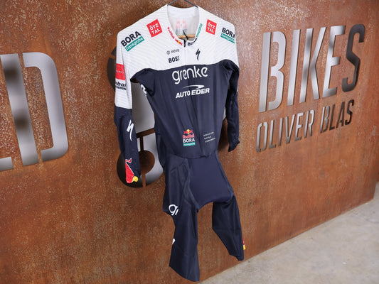Anzug - BOH von Specialized, SPECIALIZED TGA ROOKIES OF RED BULL - BORA HANSGROHE AERO SKIN SUIT LS / LANGARM EINTEILER vor USEDBIKES - OB.DE Hintergrund