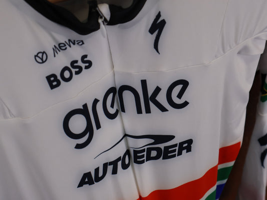 Anzug - BOH von Specialized, SPECIALIZED TGA ROOKIES OF RED BULL - BORA HANSGROHE AERO SKIN SUIT LS / SOUTH AFRICA CHAMPION vor USEDBIKES - OB.DE Hintergrund