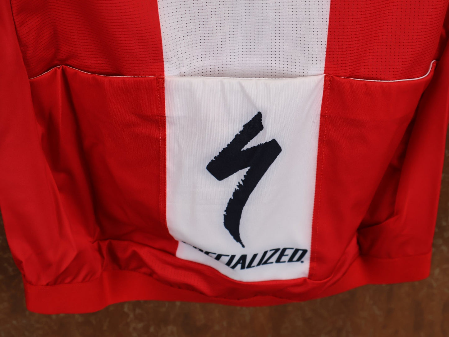 Kurzarm Trikot - BOH von Specialized, SPECIALIZED TGA ROOKIES OF RED BULL - BORA HANSGROHE RACE JERSEY SS / DANISH CHAMPION vor USEDBIKES - OB.DE Hintergrund