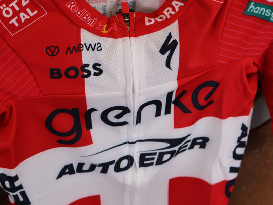 Kurzarm Trikot - BOH von Specialized, SPECIALIZED TGA ROOKIES OF RED BULL - BORA HANSGROHE RACE JERSEY SS / DANISH CHAMPION vor USEDBIKES - OB.DE Hintergrund