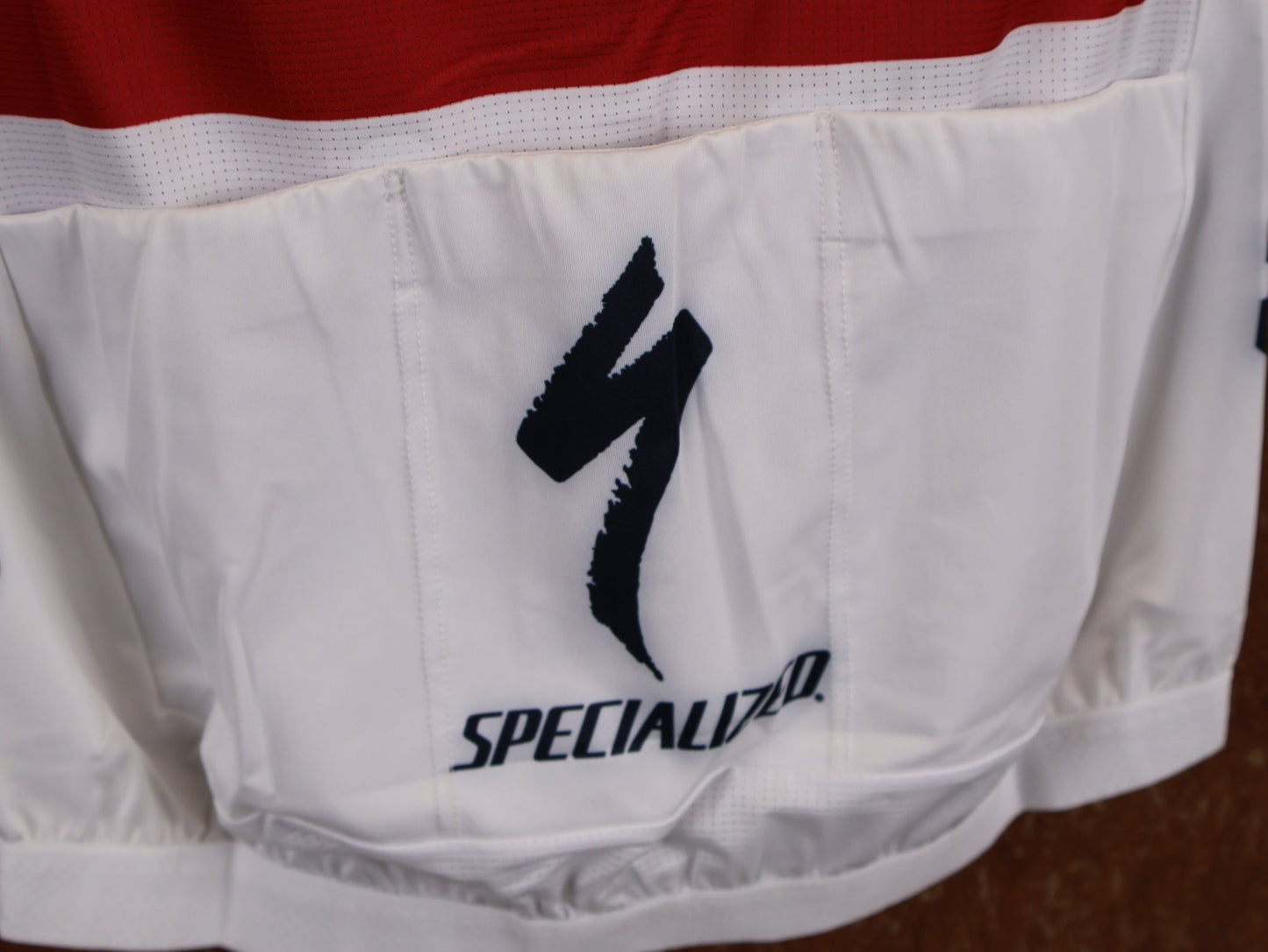 Kurzarm Trikot - BOH von Specialized, SPECIALIZED TGA ROOKIES OF RED BULL - BORA HANSGROHE RACE JERSEY SS / LATVIA CHAMPION vor USEDBIKES - OB.DE Hintergrund