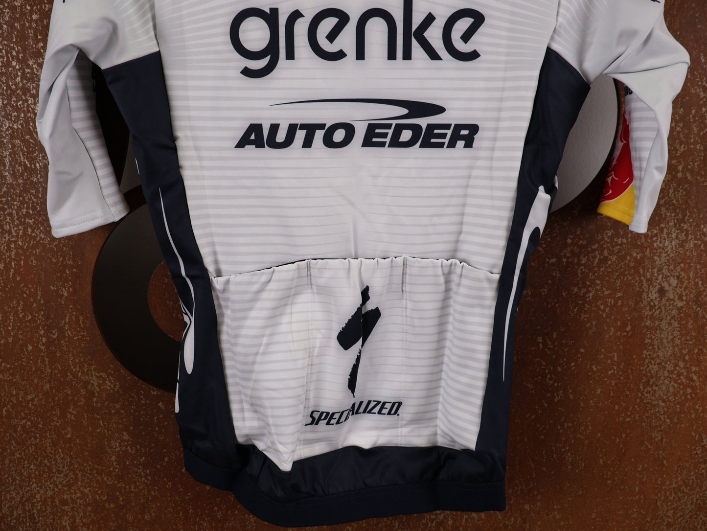Langarm Trikot - BOH von Specialized, SPECIALIZED TGA ROOKIES OF RED BULL - BORA HANSGROHE THERMAL JERSEY SS / KURZARM TRIKOT vor USEDBIKES - OB.DE Hintergrund