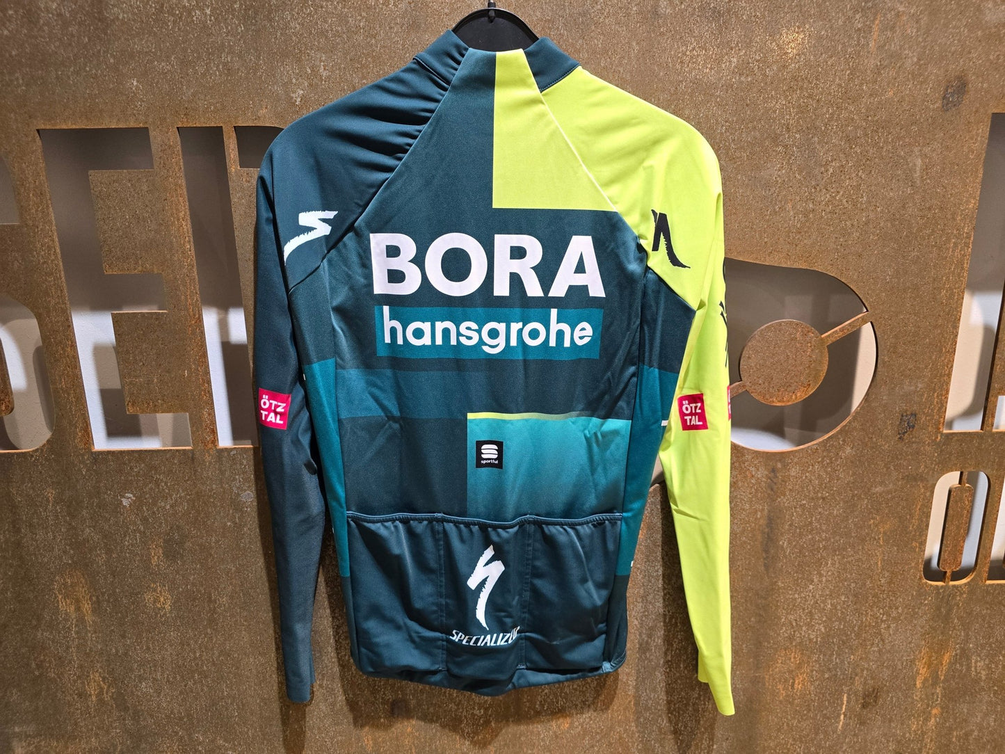 Langarm Trikot - BOH von Sportful, SPORTFUL BORA HANSGROHE BF PRO LS JERSEY / LANGARM TRIKOT in variant_title vor USEDBIKES - OB.DE Hintergrund