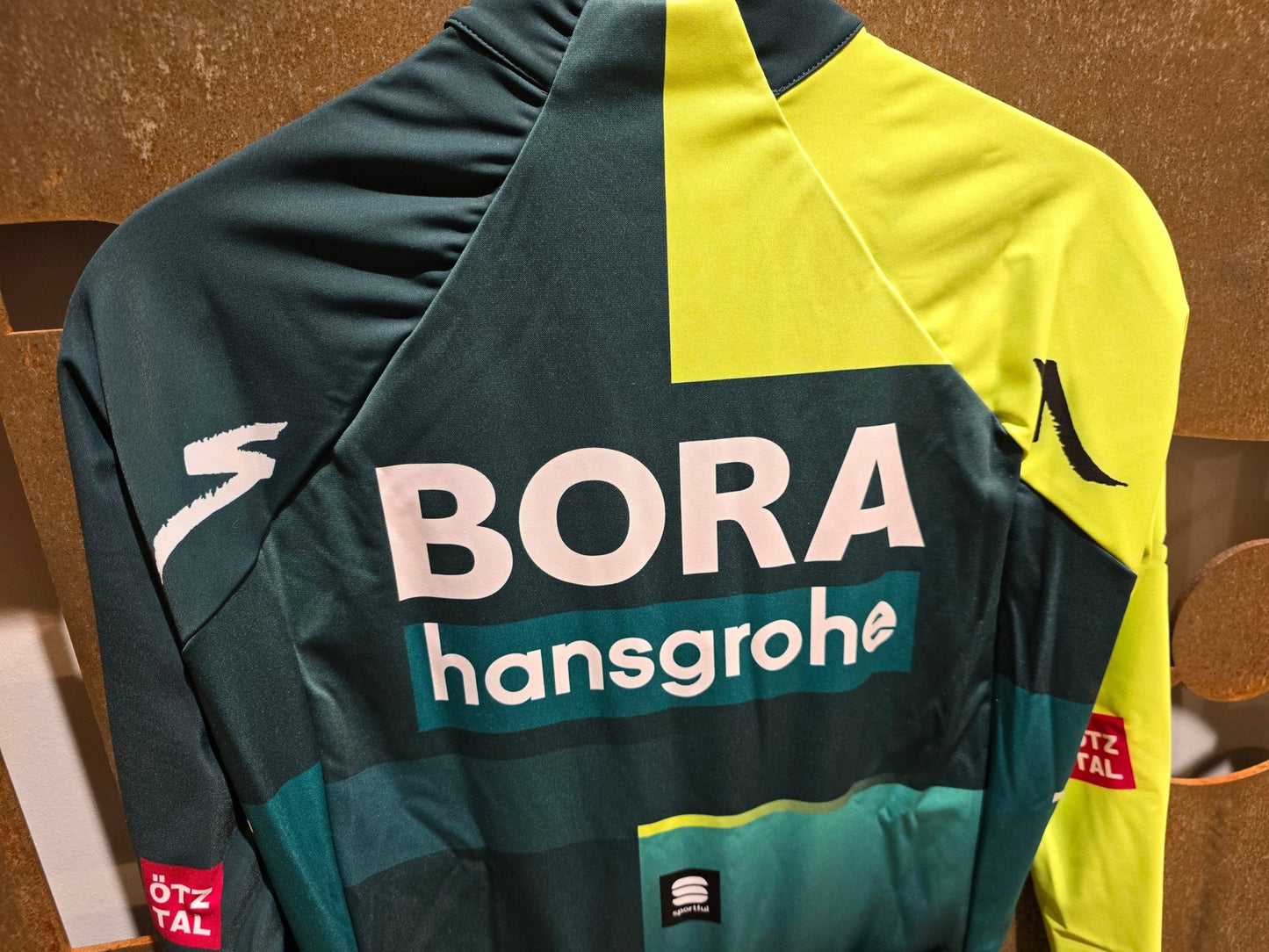 Langarm Trikot - BOH von Sportful, SPORTFUL BORA HANSGROHE BF PRO LS JERSEY / LANGARM TRIKOT in variant_title vor USEDBIKES - OB.DE Hintergrund